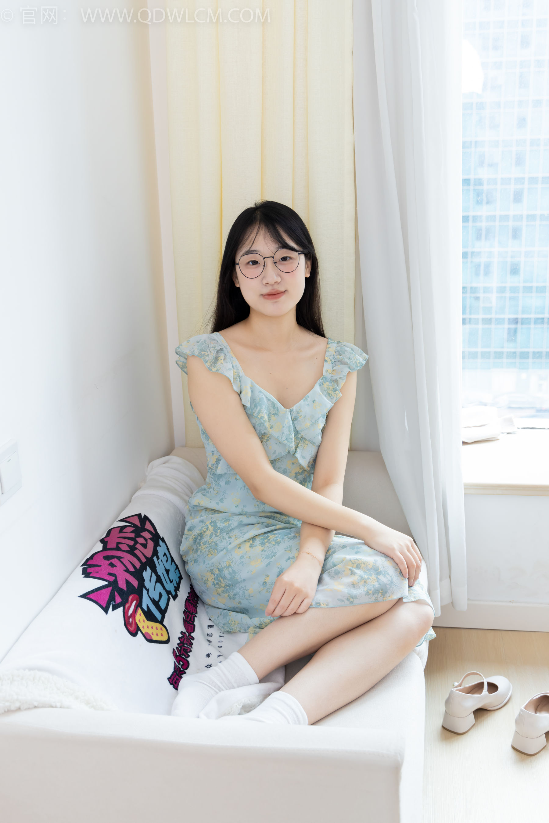 物恋传媒 No.2350 小椿 - 高跟鞋、白棉袜、裸足/(150P)