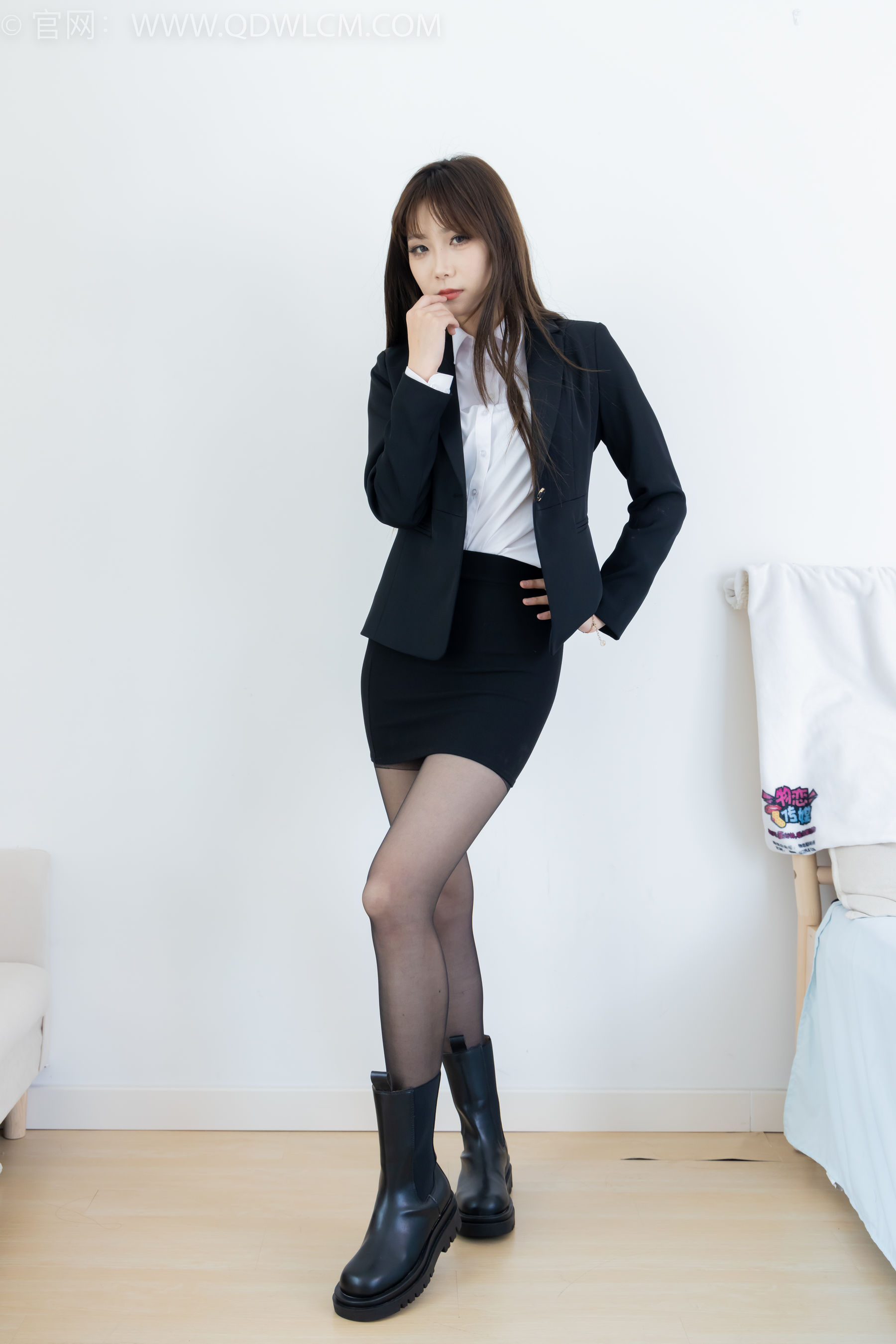 物恋传媒 No.2344 泡泡 - 短靴、薄黑丝、ol制服、高冷不笑御姐版/(150P)