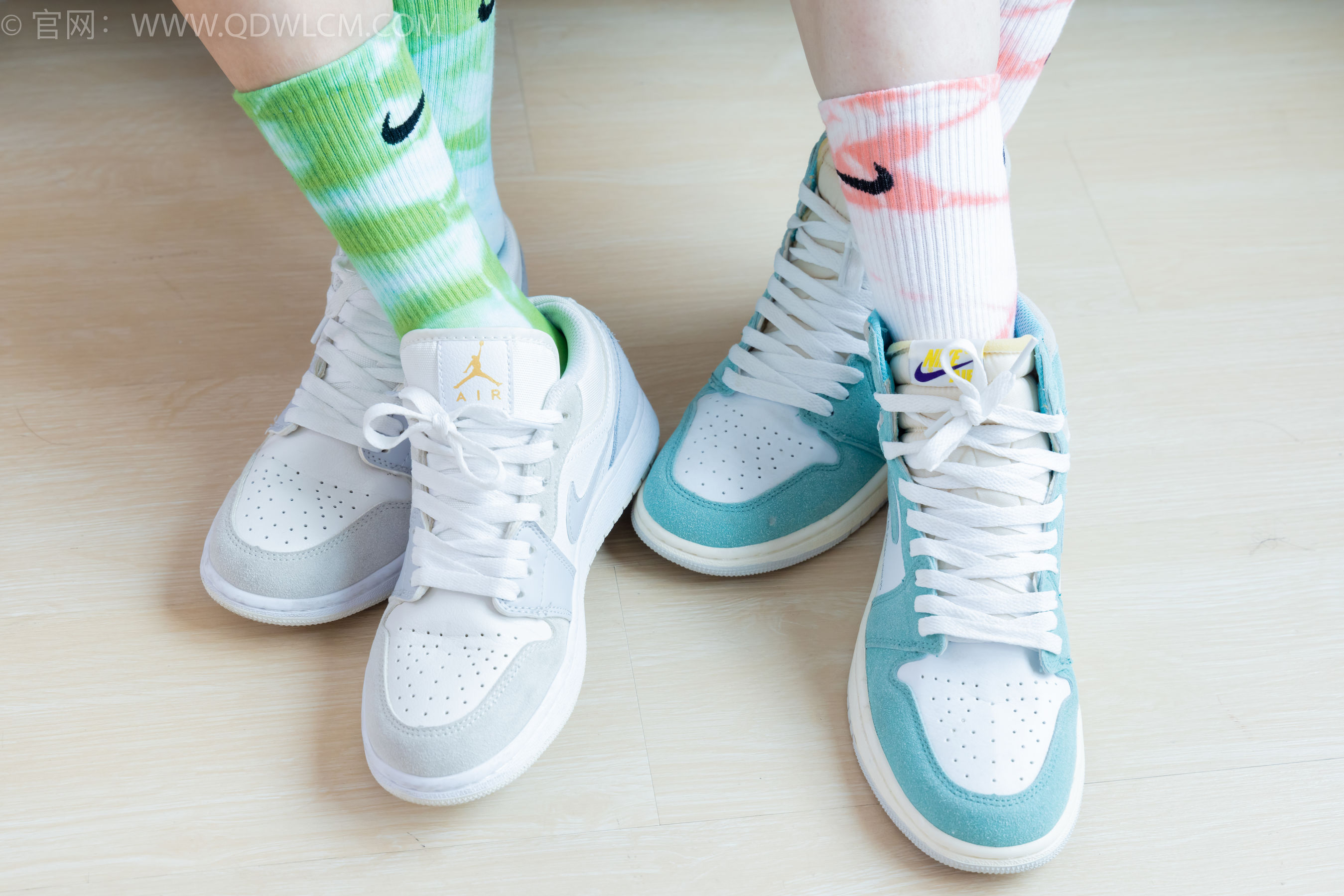 物恋传媒 No.2345 茯苓&恬恬 - 两双板鞋、红棉袜、绿棉袜、裸足/(165P)