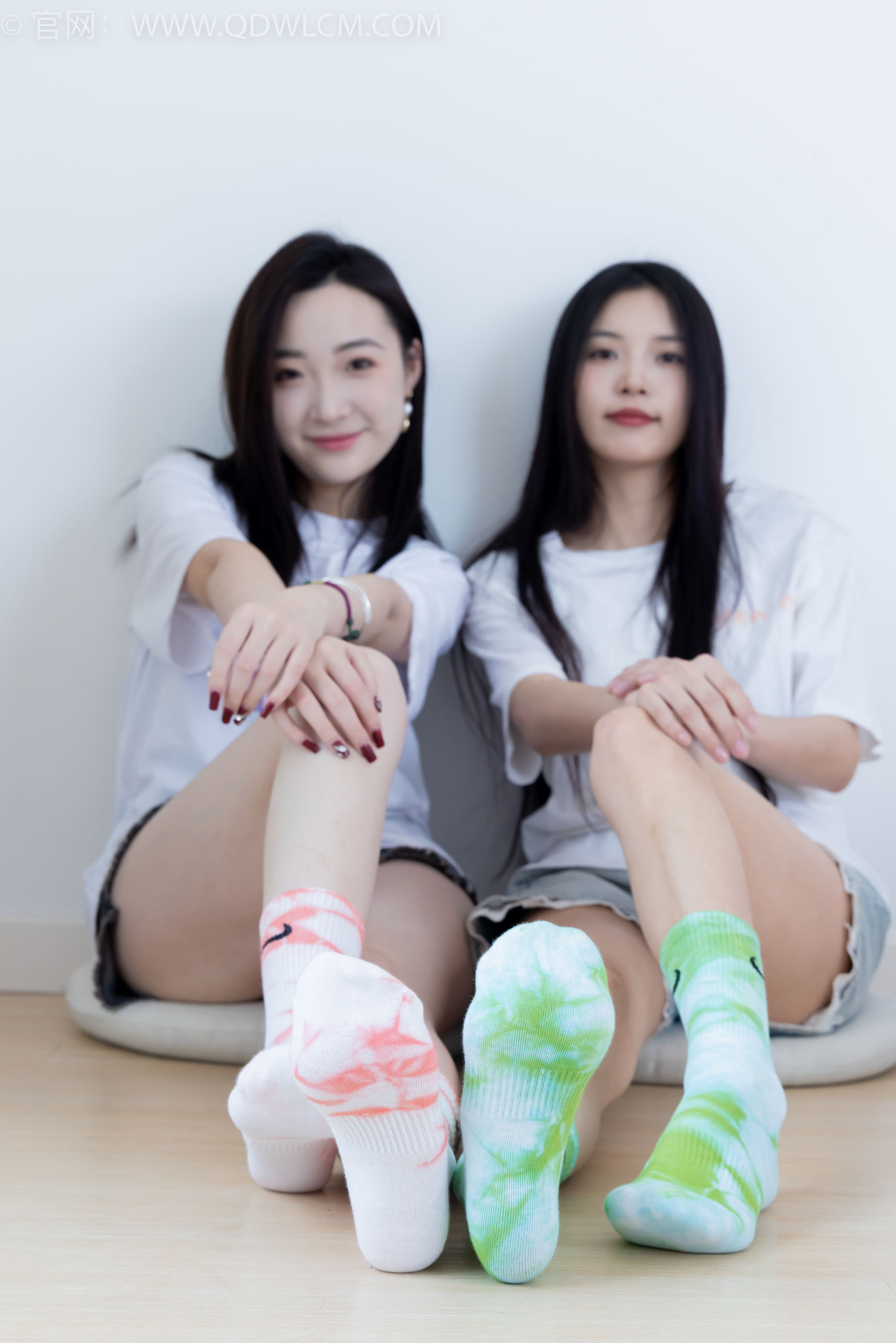 物恋传媒 No.2345 茯苓&恬恬 - 两双板鞋、红棉袜、绿棉袜、裸足/(165P)