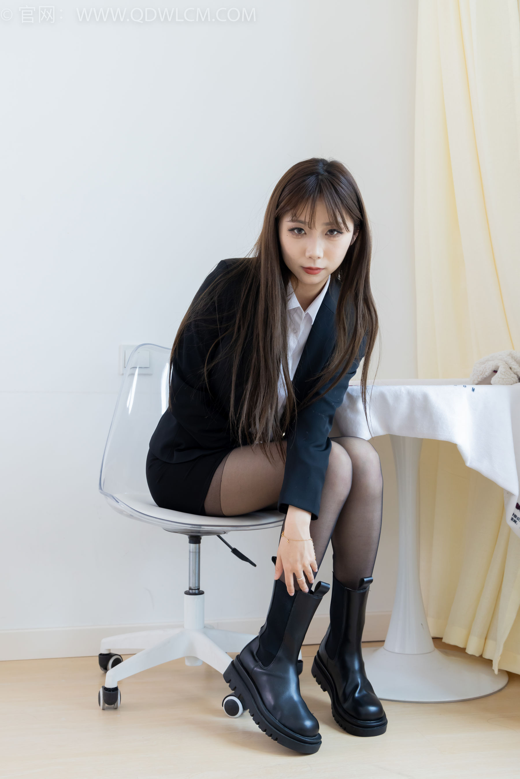 物恋传媒 No.2344 泡泡 - 短靴、薄黑丝、ol制服、高冷不笑御姐版/(150P)