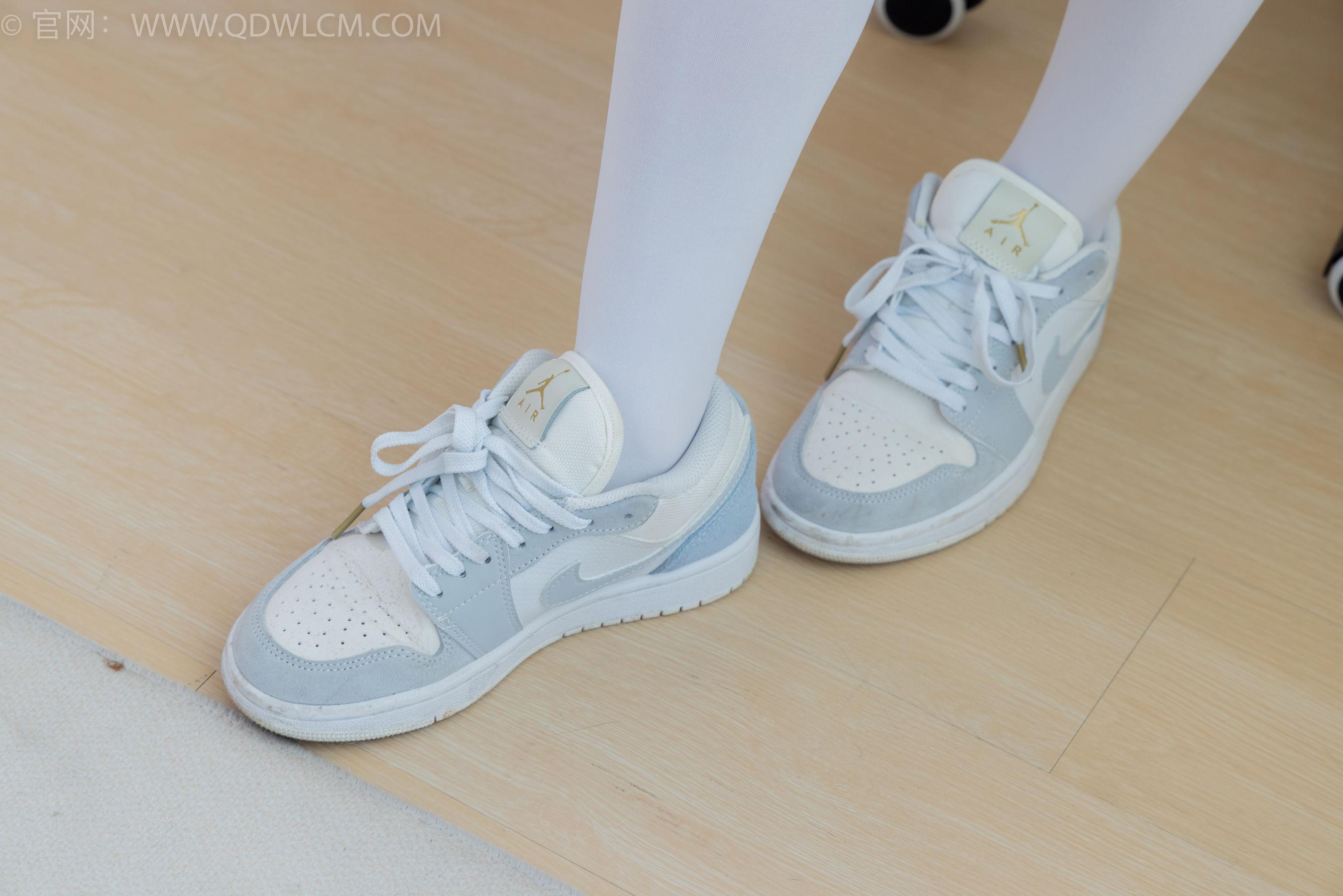 物恋传媒 No.2347 米米 - 板鞋、自然穿脏厚白丝、护士服/(170P)