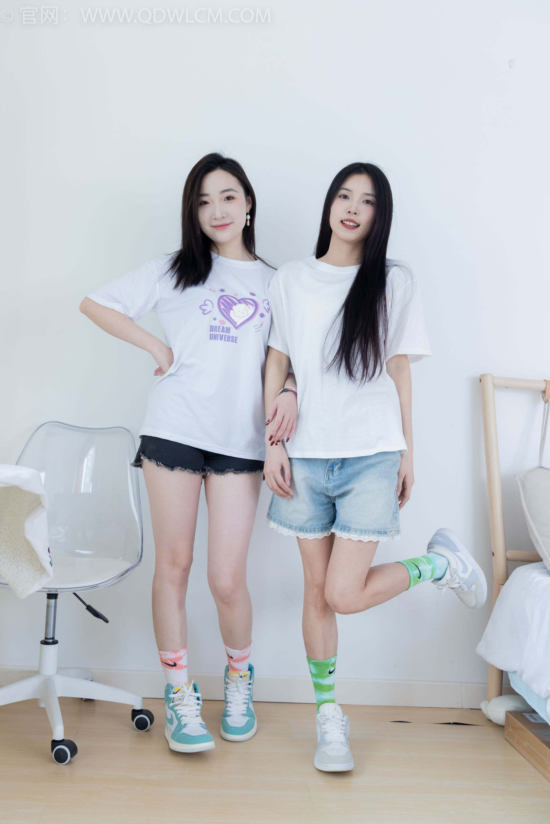 物恋传媒 No.2345 茯苓&恬恬 - 两双板鞋、红棉袜、绿棉袜、裸足/(165P)