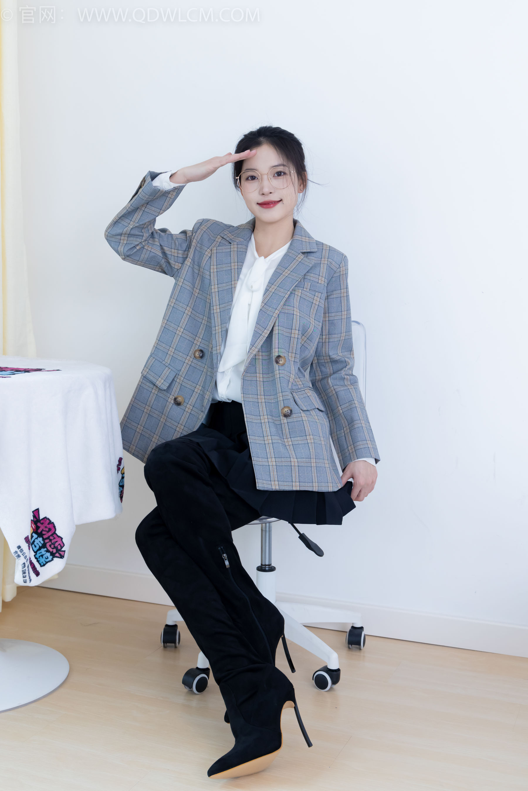 物恋传媒 No.2349 茯苓 - 高跟长靴、高跟凉鞋、厚肉丝、薄黑丝/(175P)