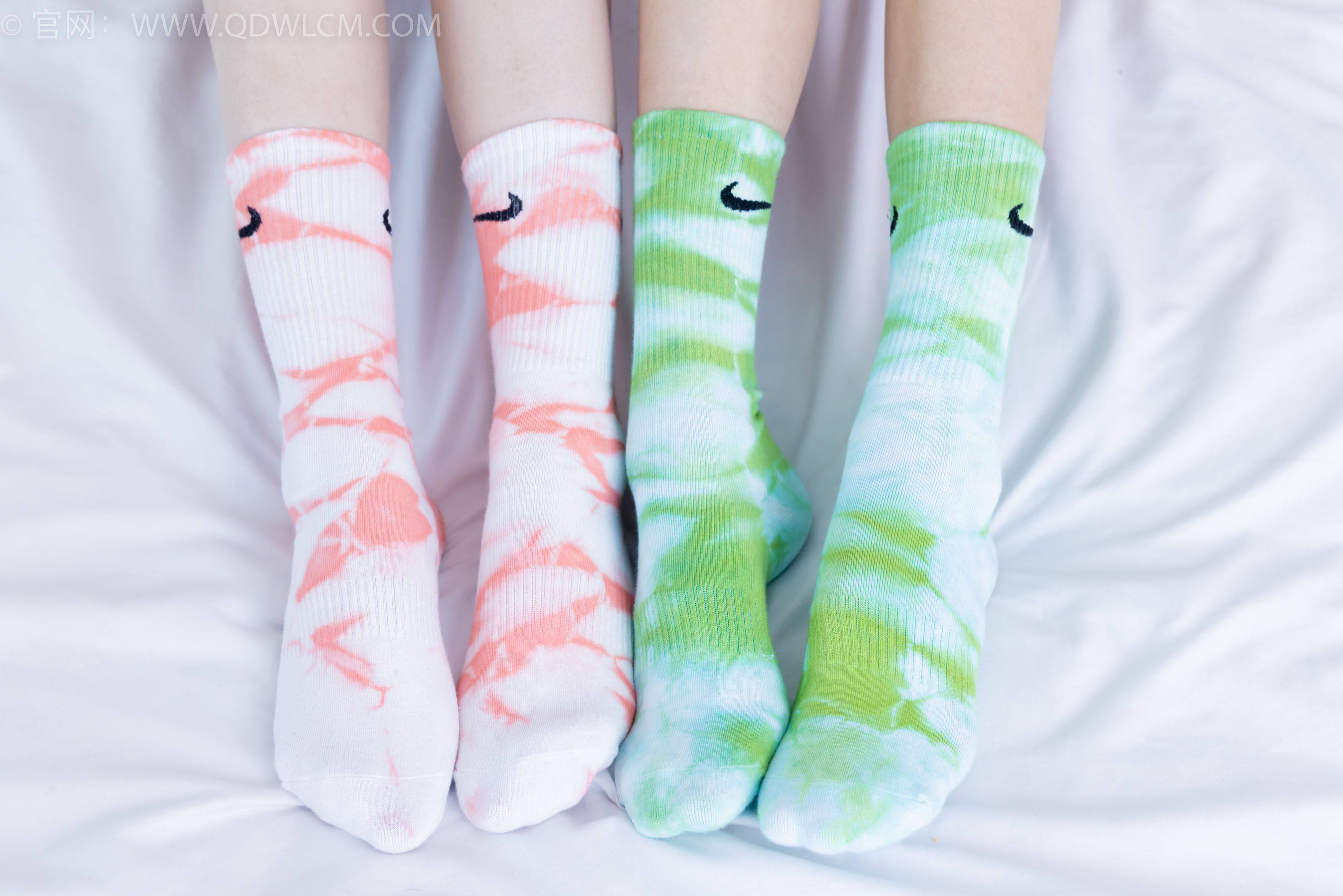 物恋传媒 No.2345 茯苓&恬恬 - 两双板鞋、红棉袜、绿棉袜、裸足/(165P)