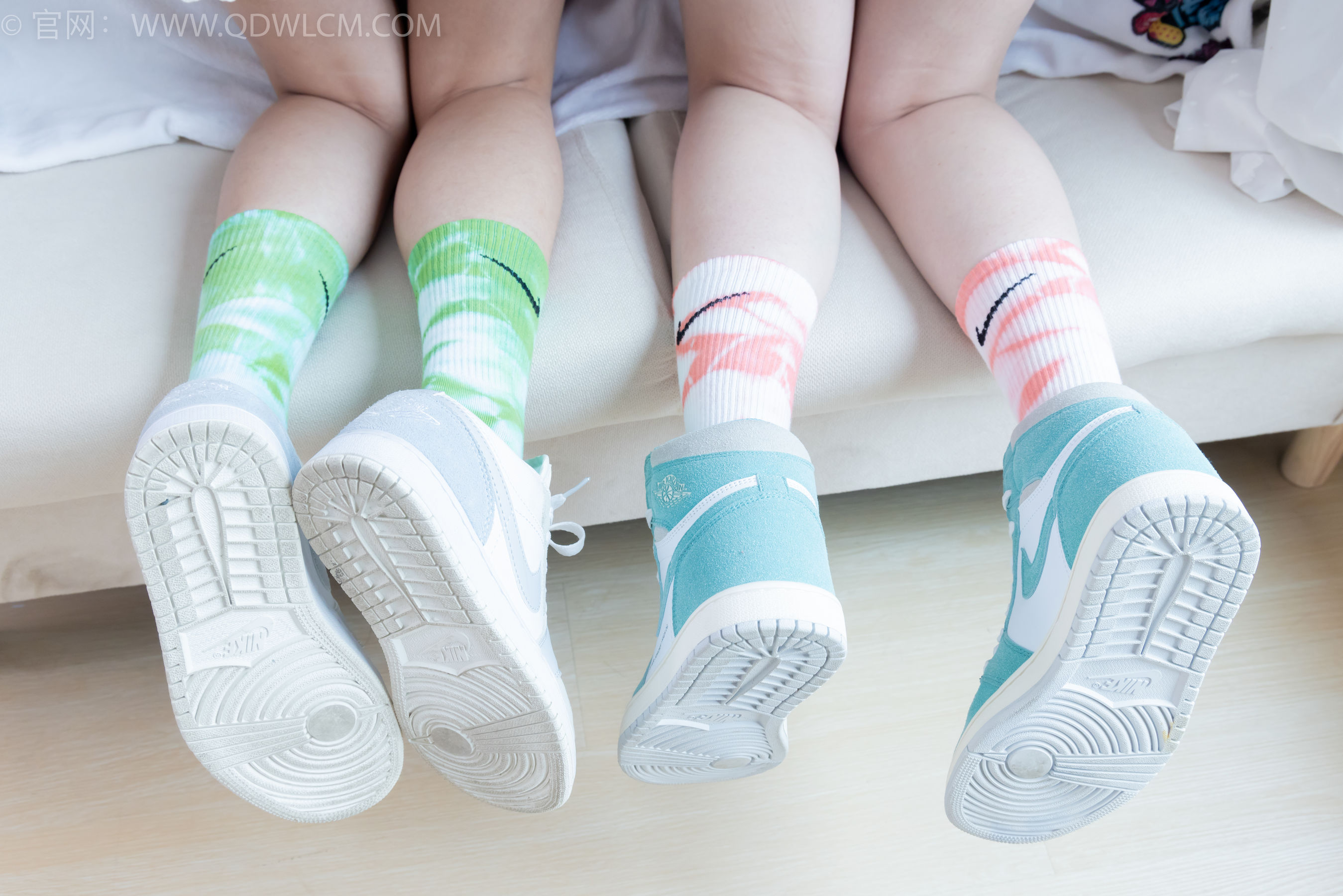 物恋传媒 No.2345 茯苓&恬恬 - 两双板鞋、红棉袜、绿棉袜、裸足/(165P)