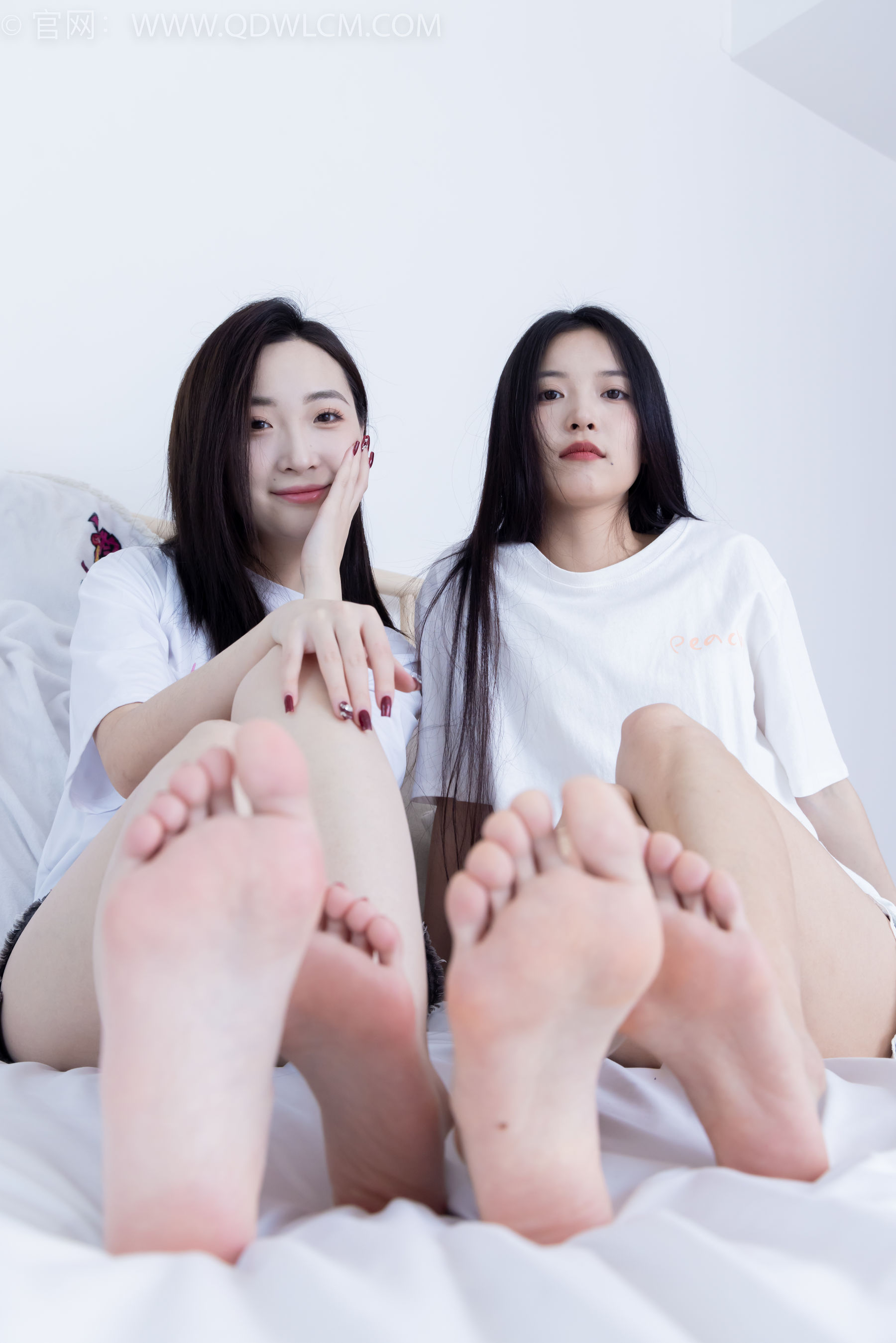 物恋传媒 No.2345 茯苓&恬恬 - 两双板鞋、红棉袜、绿棉袜、裸足/(165P)