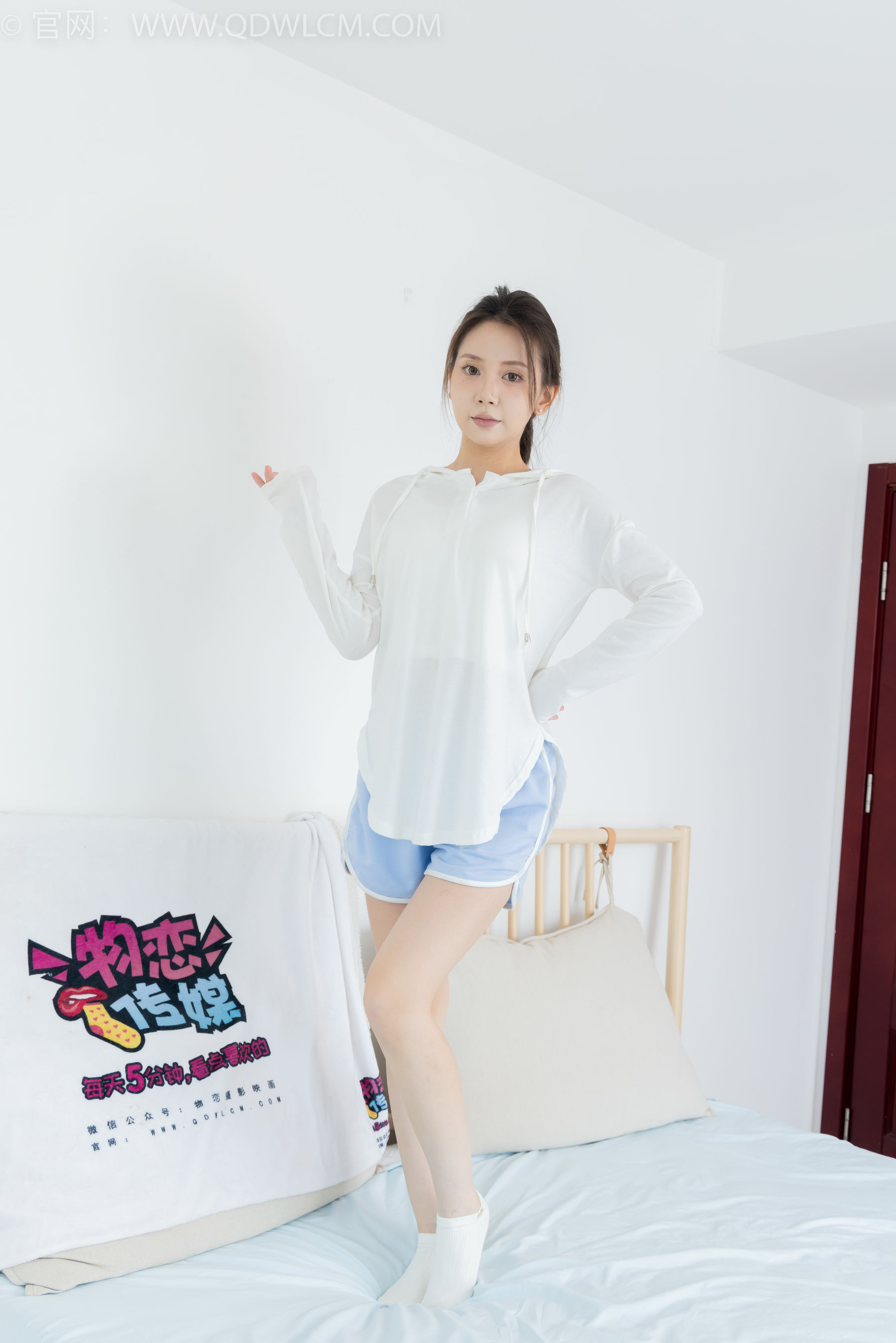 物恋传媒 No.2348 小曦 - 板鞋、白棉袜、裸足/(155P)