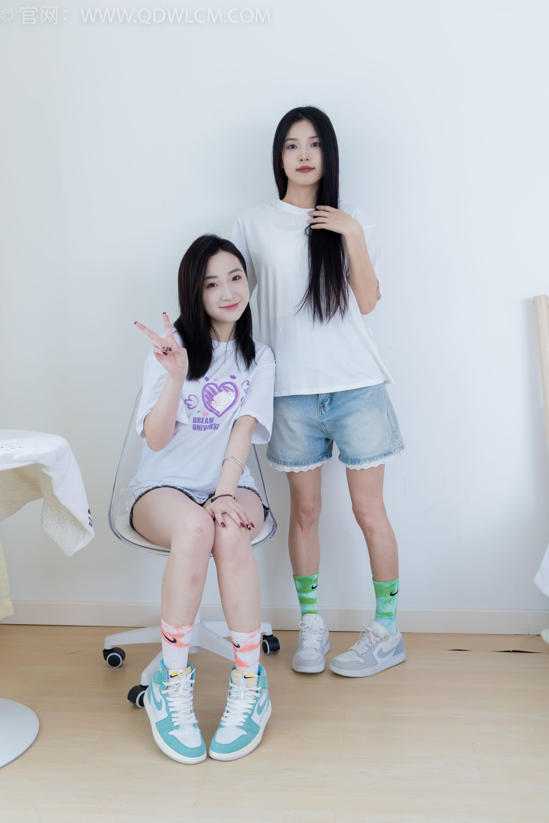 物恋传媒 No.2345 茯苓&恬恬 - 两双板鞋、红棉袜、绿棉袜、裸足/(165P)