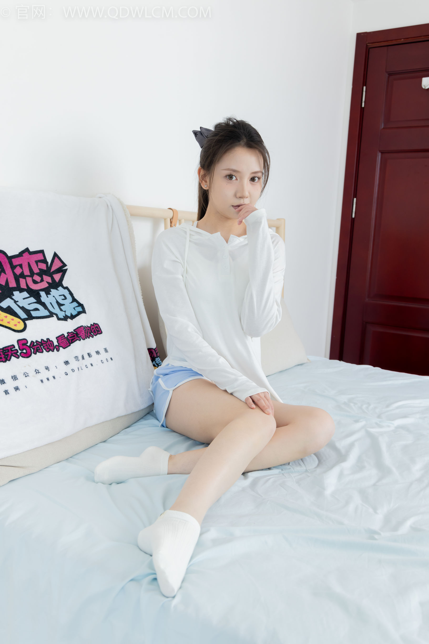 物恋传媒 No.2348 小曦 - 板鞋、白棉袜、裸足/(155P)