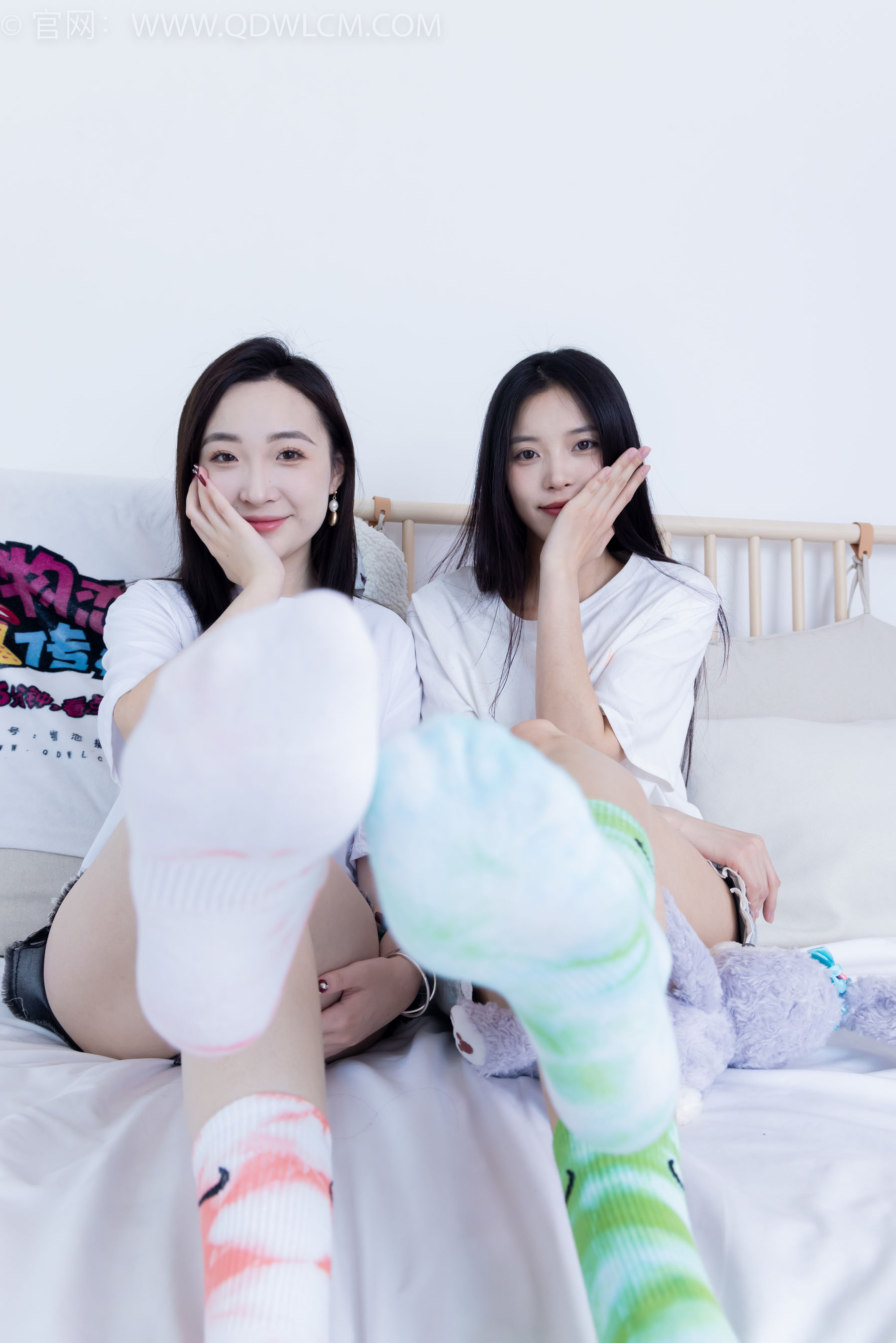 物恋传媒 No.2345 茯苓&恬恬 - 两双板鞋、红棉袜、绿棉袜、裸足/(165P)