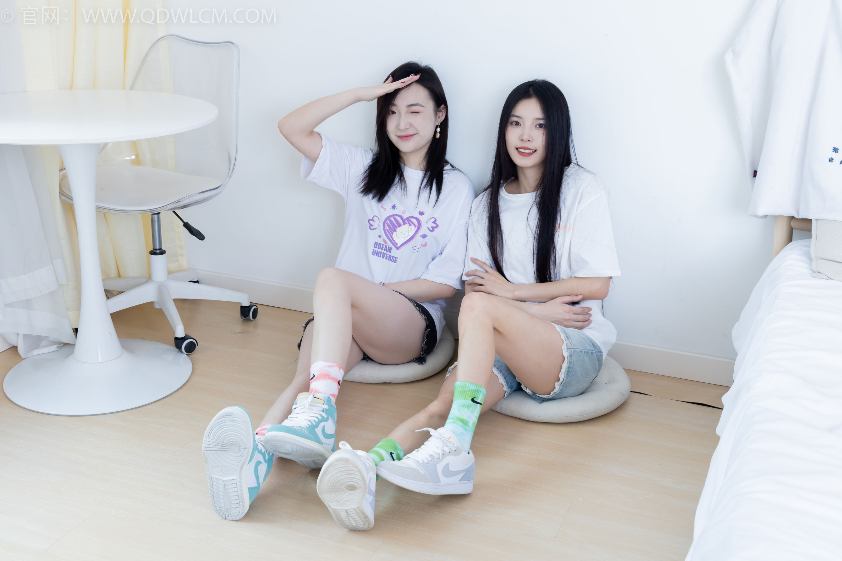 物恋传媒 No.2345 茯苓&恬恬 - 两双板鞋、红棉袜、绿棉袜、裸足/(165P)