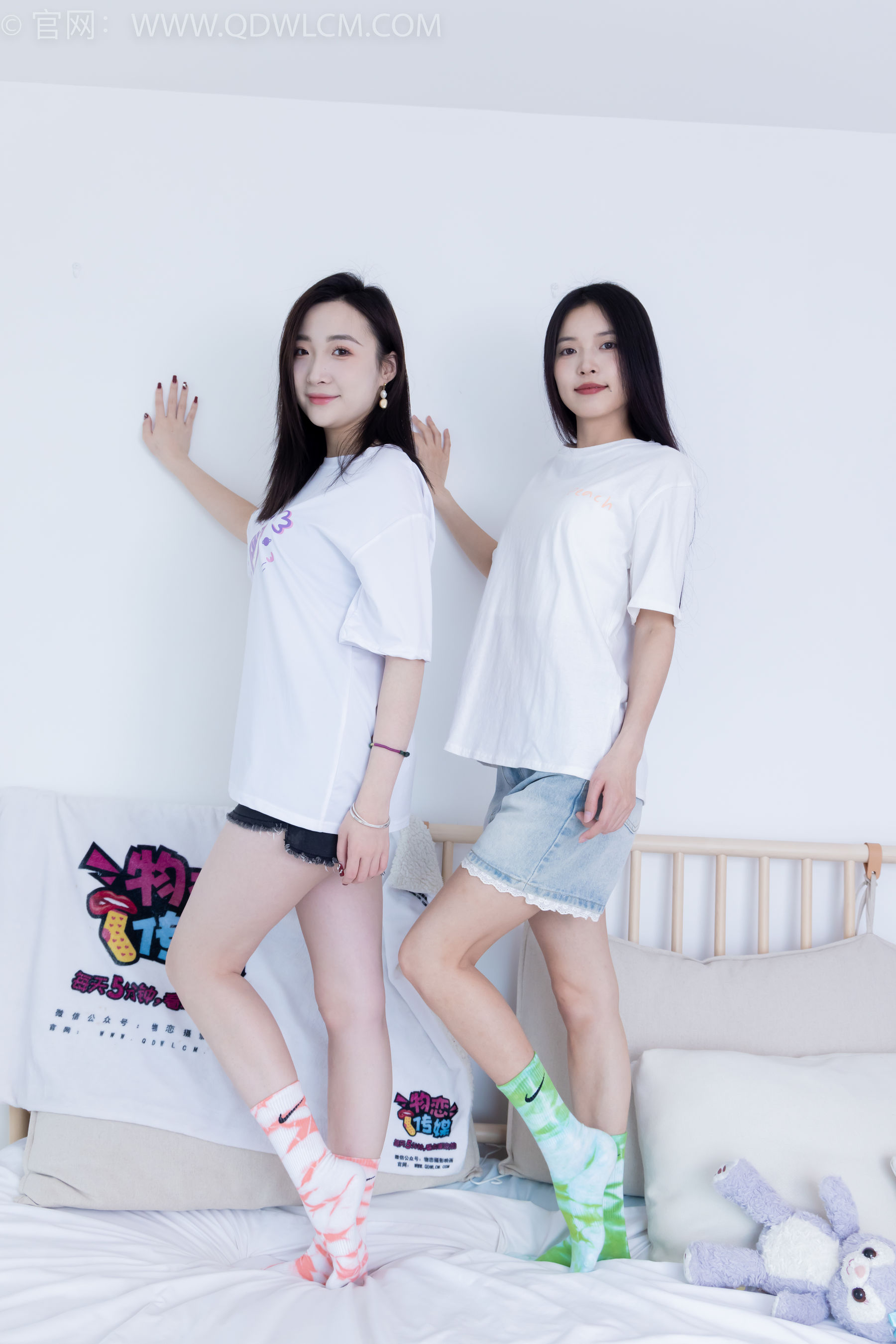 物恋传媒 No.2345 茯苓&恬恬 - 两双板鞋、红棉袜、绿棉袜、裸足/(165P)