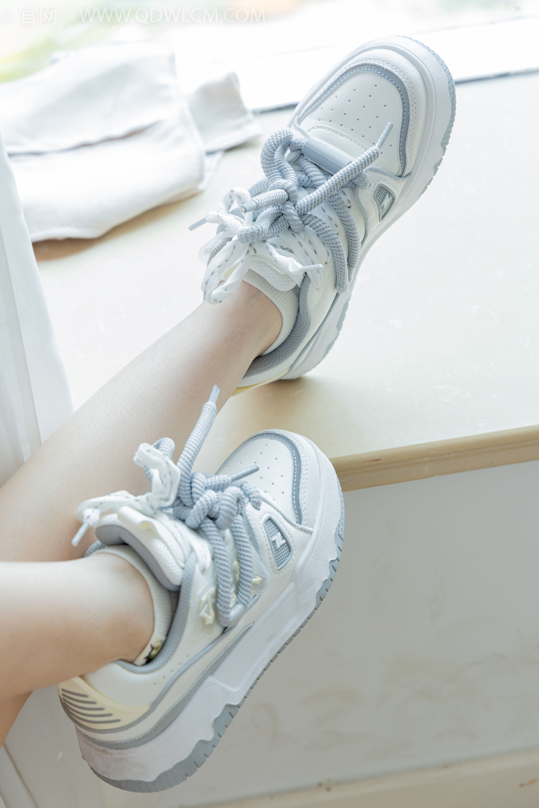 物恋传媒 No.2348 小曦 - 板鞋、白棉袜、裸足/(155P)