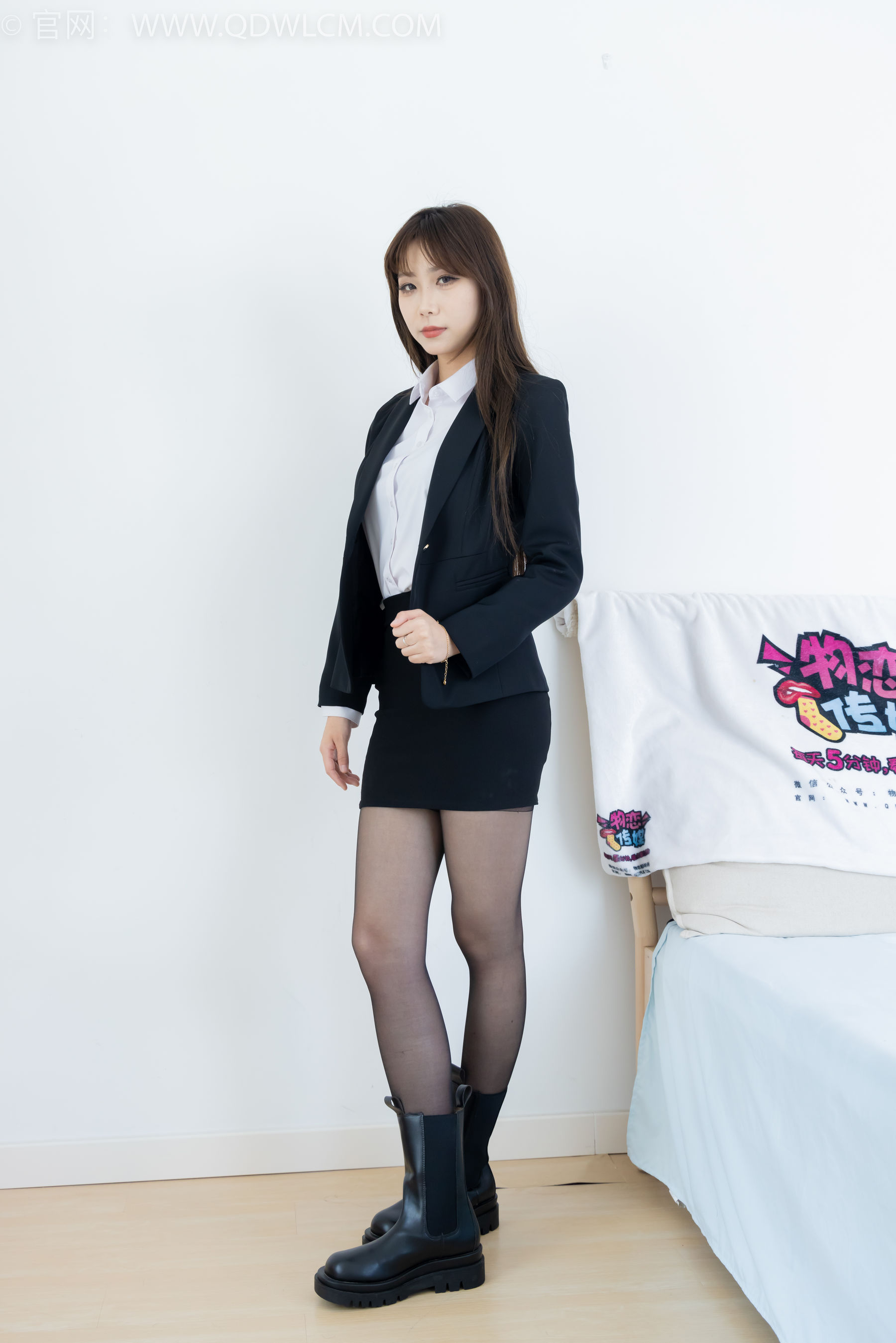 物恋传媒 No.2344 泡泡 - 短靴、薄黑丝、ol制服、高冷不笑御姐版/(150P)