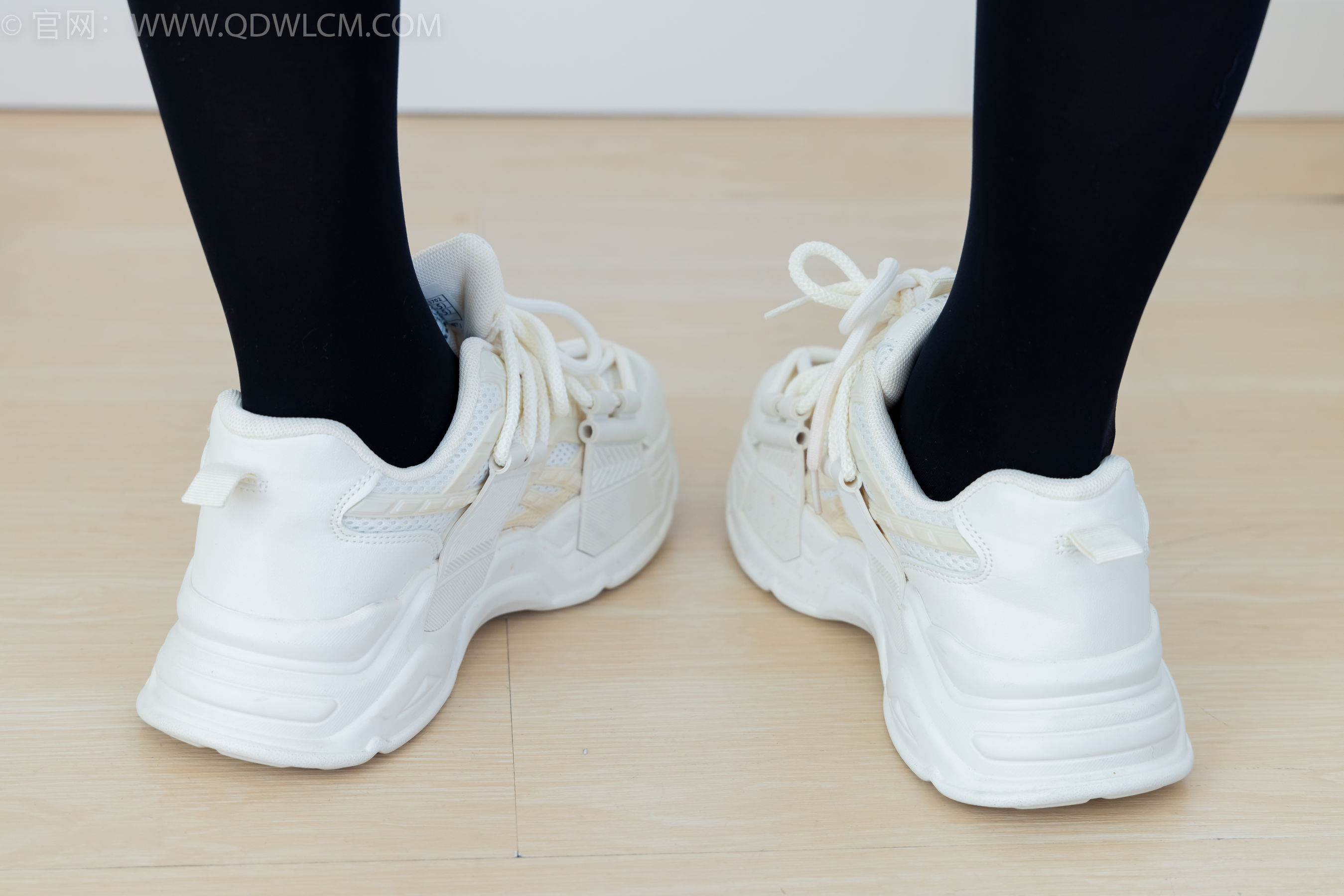 物恋传媒 No.2346 菜菜 - 运动鞋、厚黑丝、裸足/(167P)