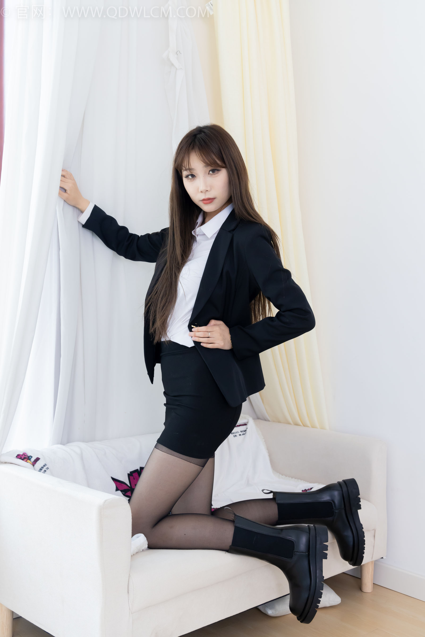 物恋传媒 No.2344 泡泡 - 短靴、薄黑丝、ol制服、高冷不笑御姐版/(150P)