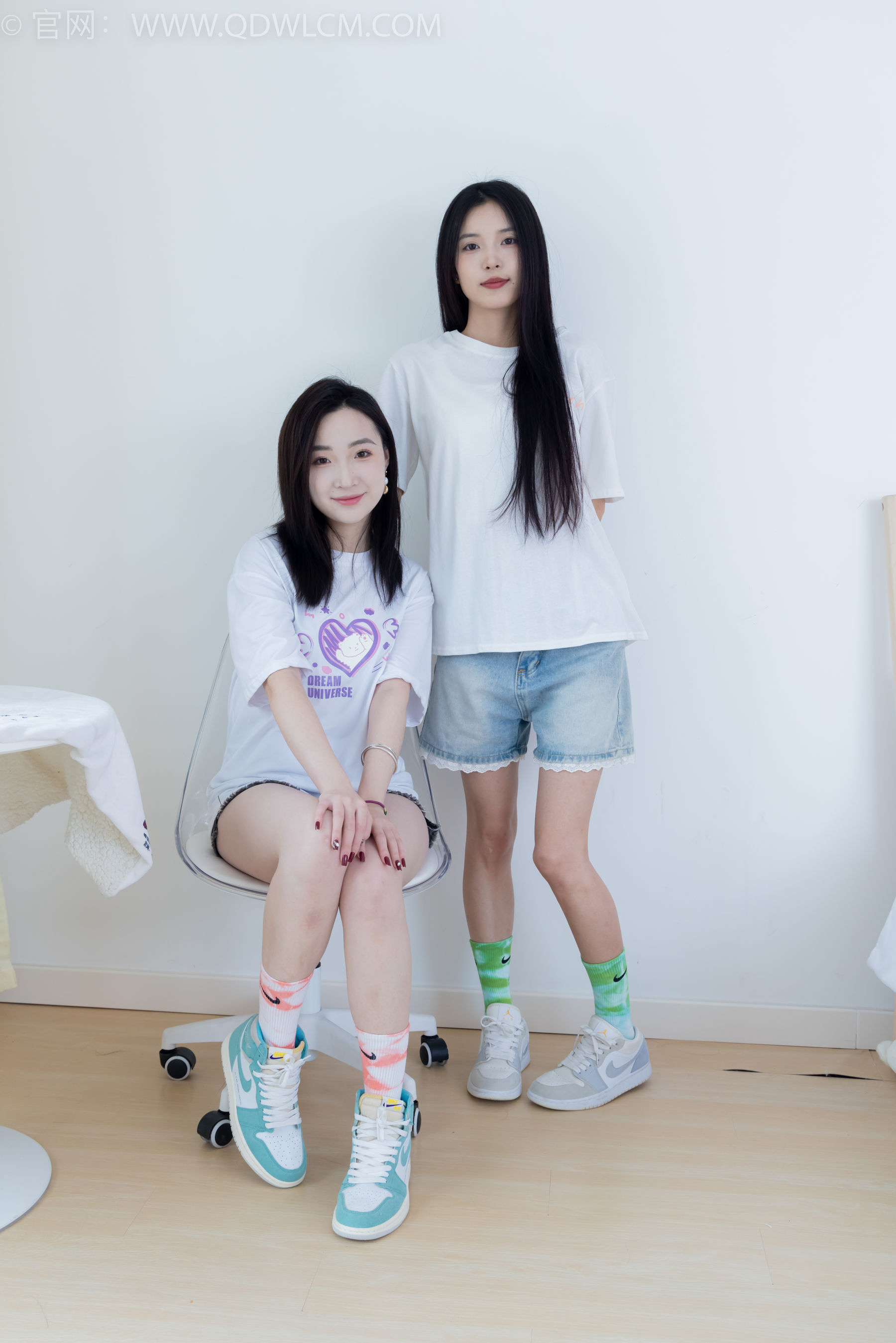 物恋传媒 No.2345 茯苓&恬恬 - 两双板鞋、红棉袜、绿棉袜、裸足/(165P)