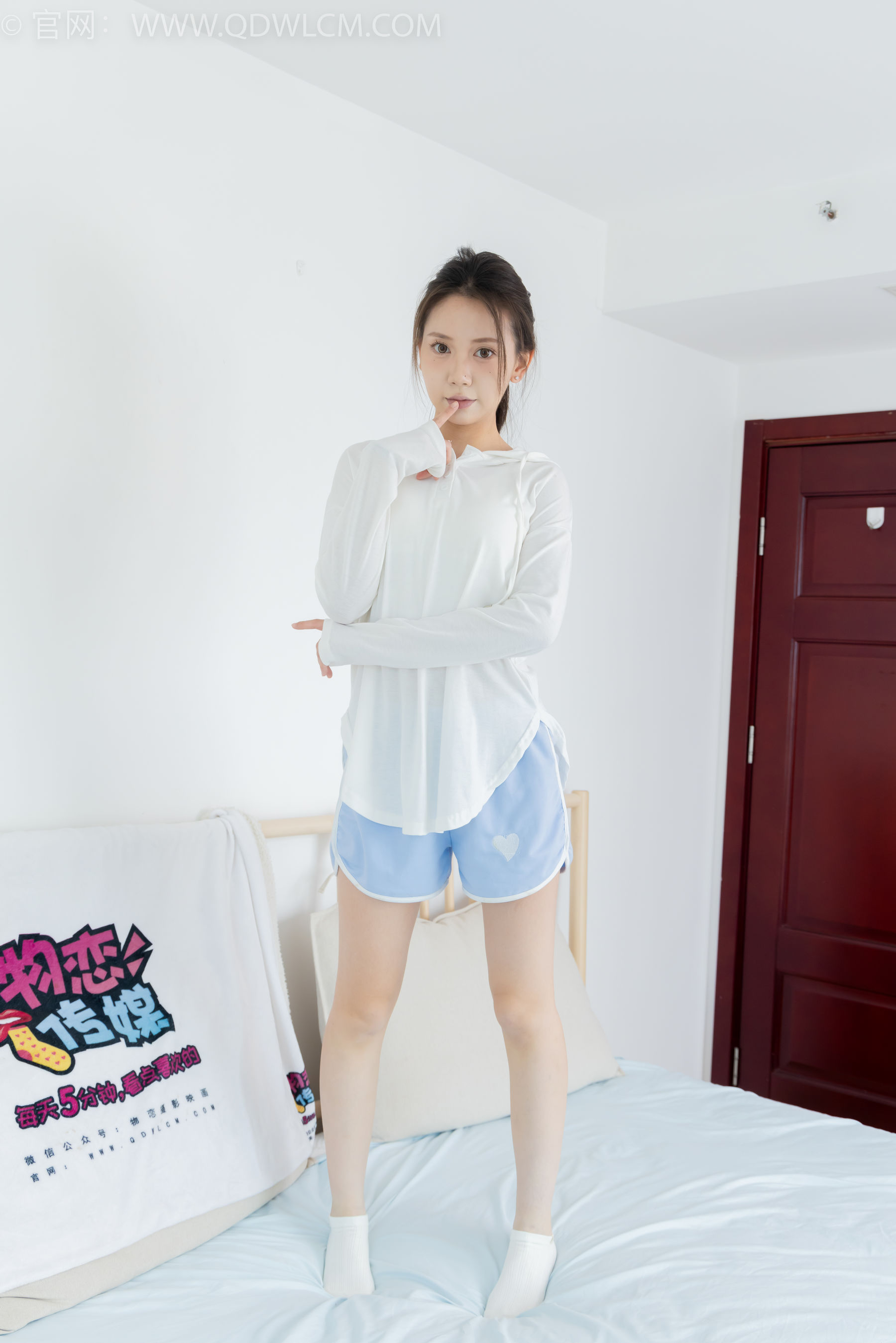 物恋传媒 No.2348 小曦 - 板鞋、白棉袜、裸足/(155P)