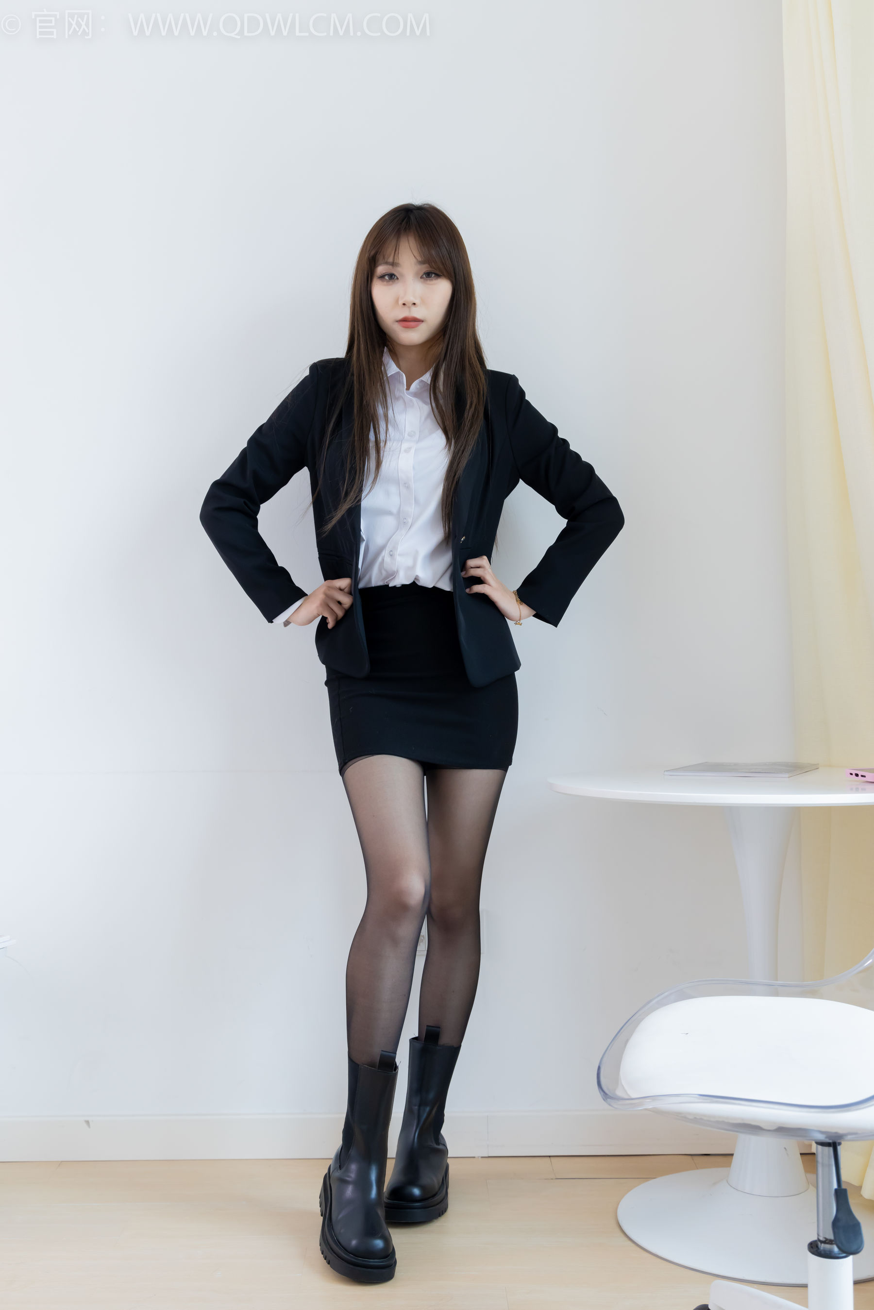 物恋传媒 No.2344 泡泡 - 短靴、薄黑丝、ol制服、高冷不笑御姐版/(150P)