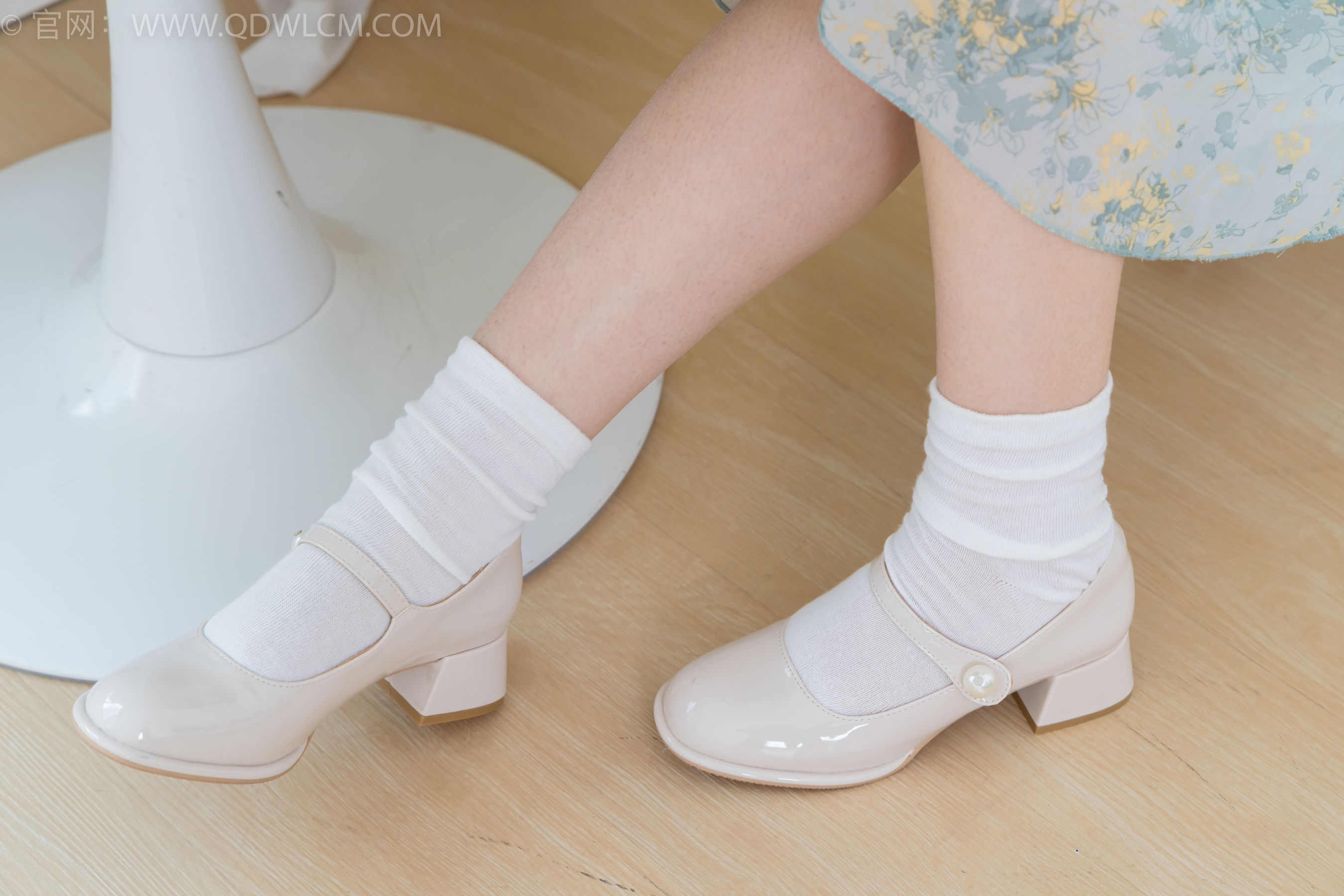 物恋传媒 No.2350 小椿 - 高跟鞋、白棉袜、裸足/(150P)