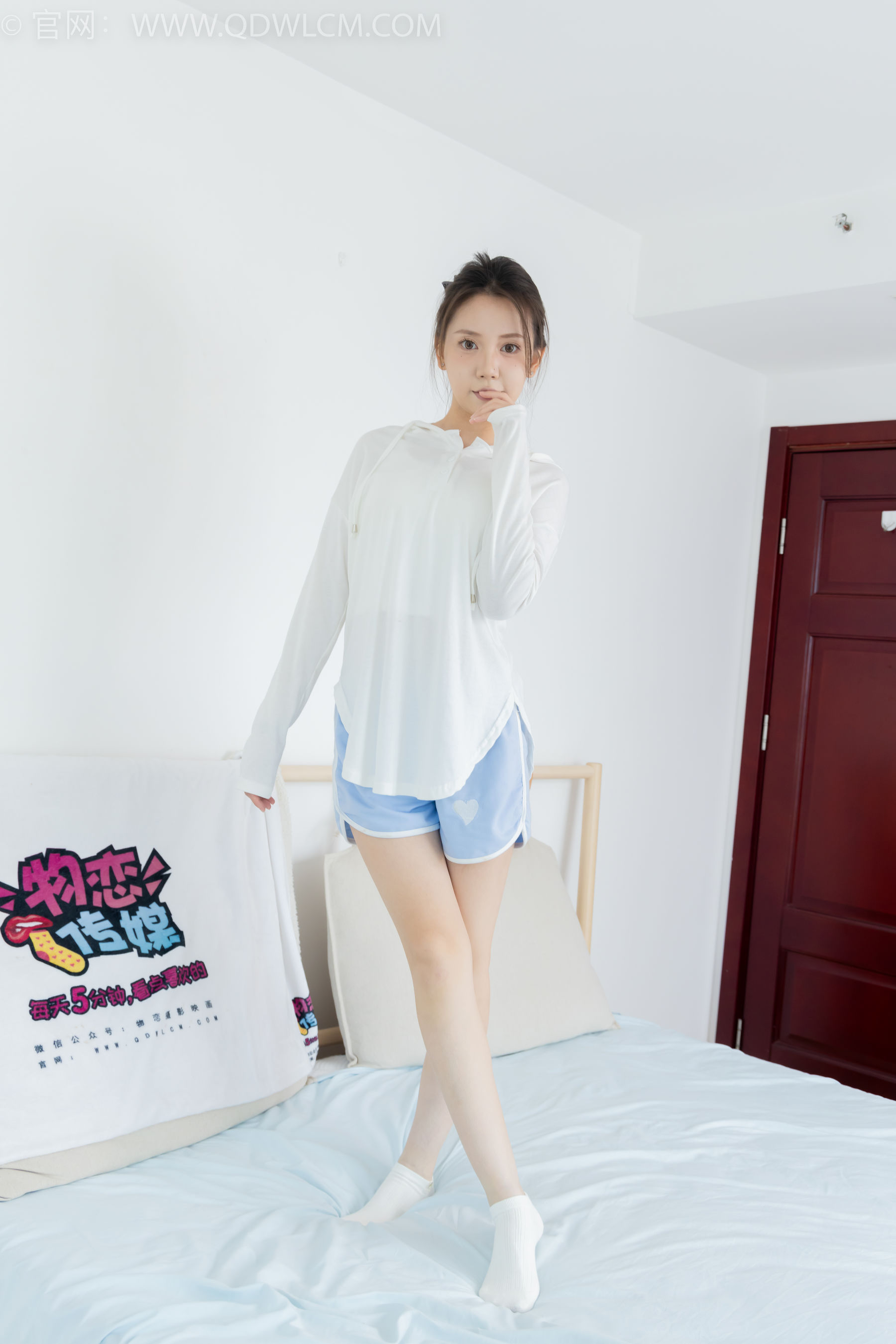 物恋传媒 No.2348 小曦 - 板鞋、白棉袜、裸足/(155P)