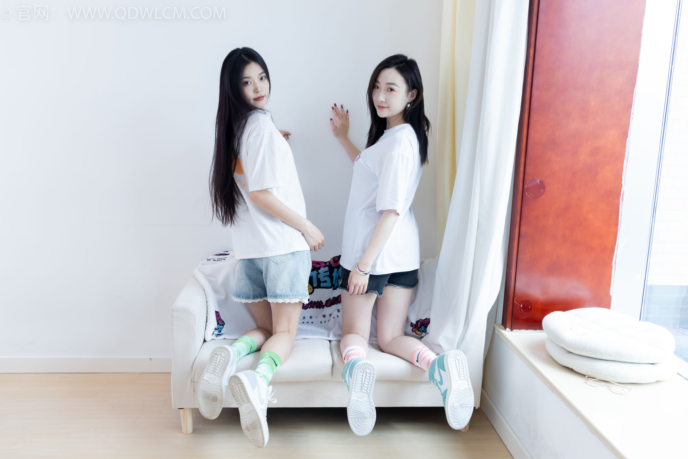 物恋传媒 No.2345 茯苓&恬恬 - 两双板鞋、红棉袜、绿棉袜、裸足/(165P)