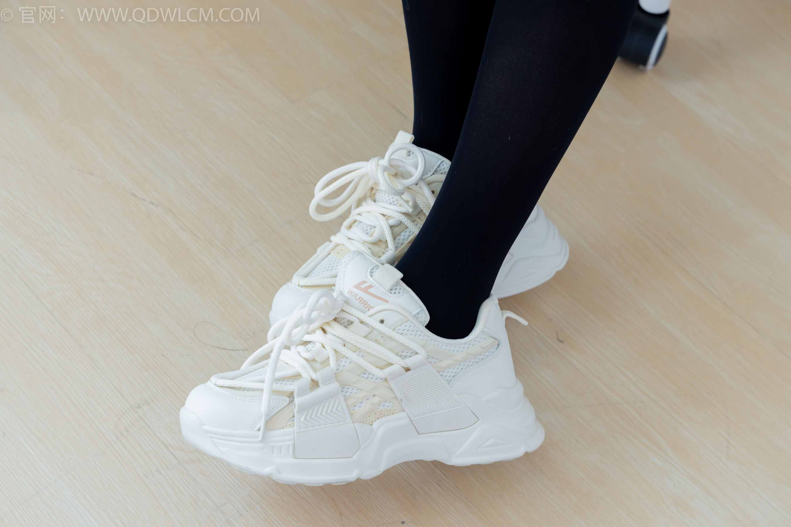 物恋传媒 No.2346 菜菜 - 运动鞋、厚黑丝、裸足/(167P)