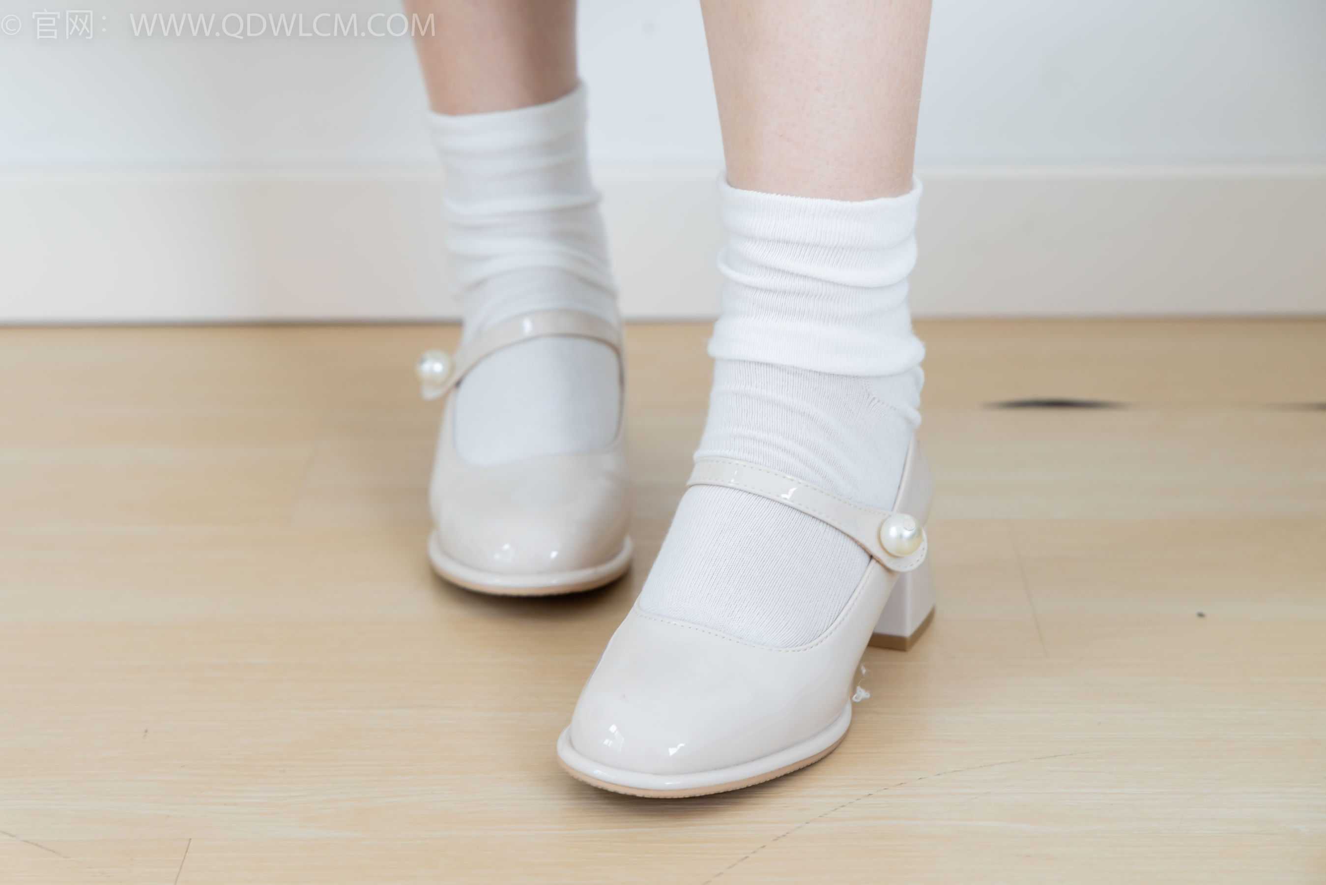 物恋传媒 No.2350 小椿 - 高跟鞋、白棉袜、裸足/(150P)