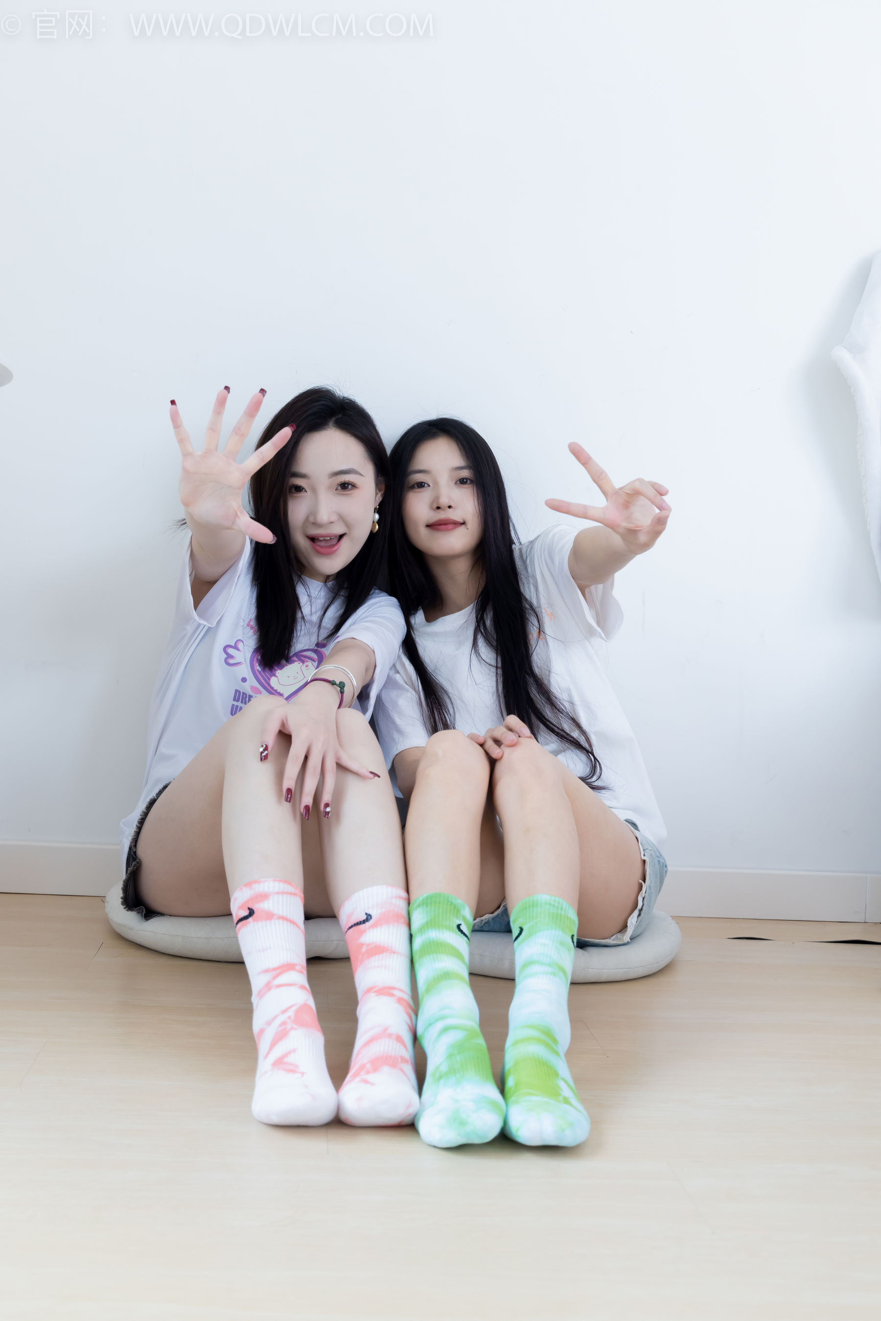 物恋传媒 No.2345 茯苓&恬恬 - 两双板鞋、红棉袜、绿棉袜、裸足/(165P)