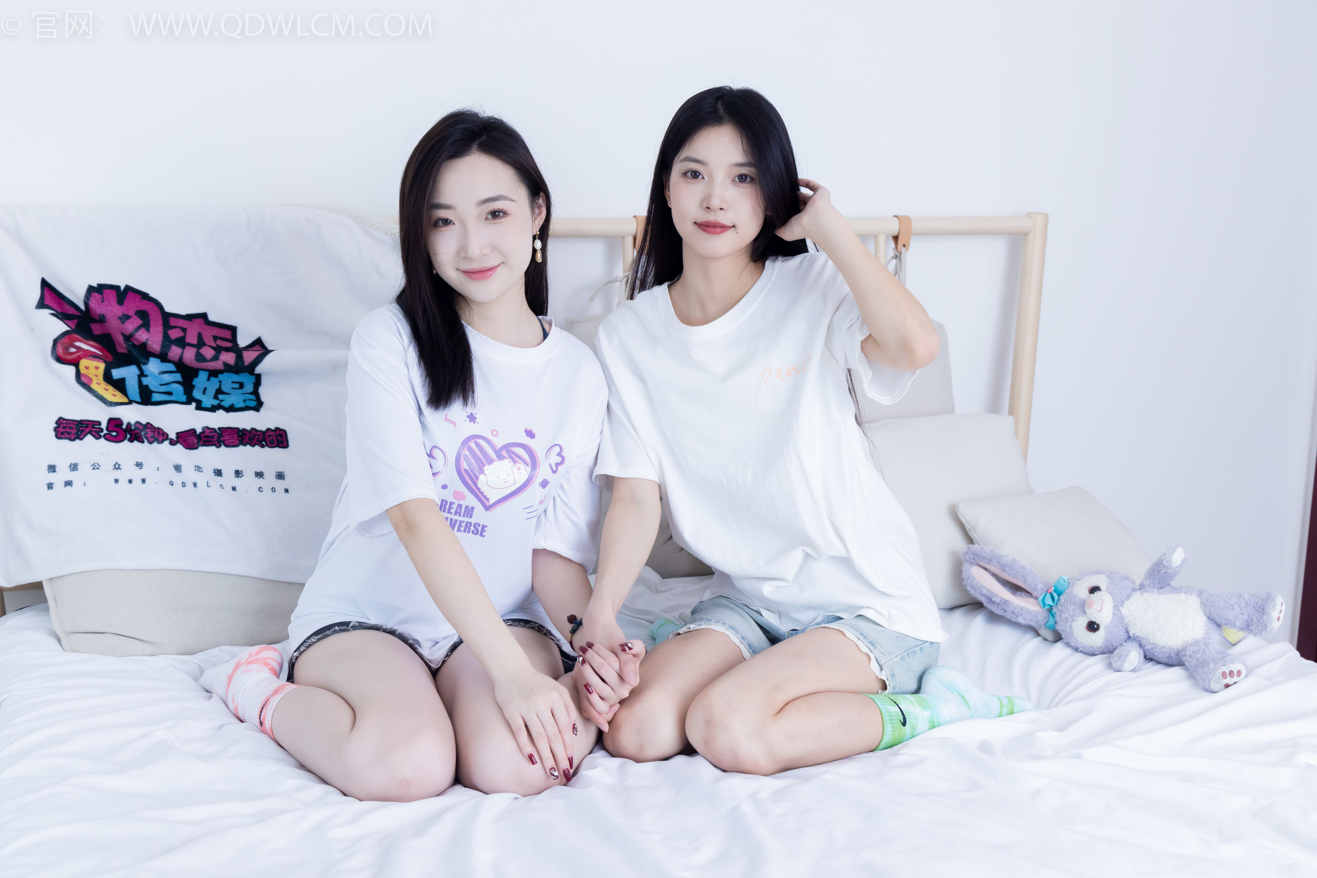 物恋传媒 No.2345 茯苓&恬恬 - 两双板鞋、红棉袜、绿棉袜、裸足/(165P)