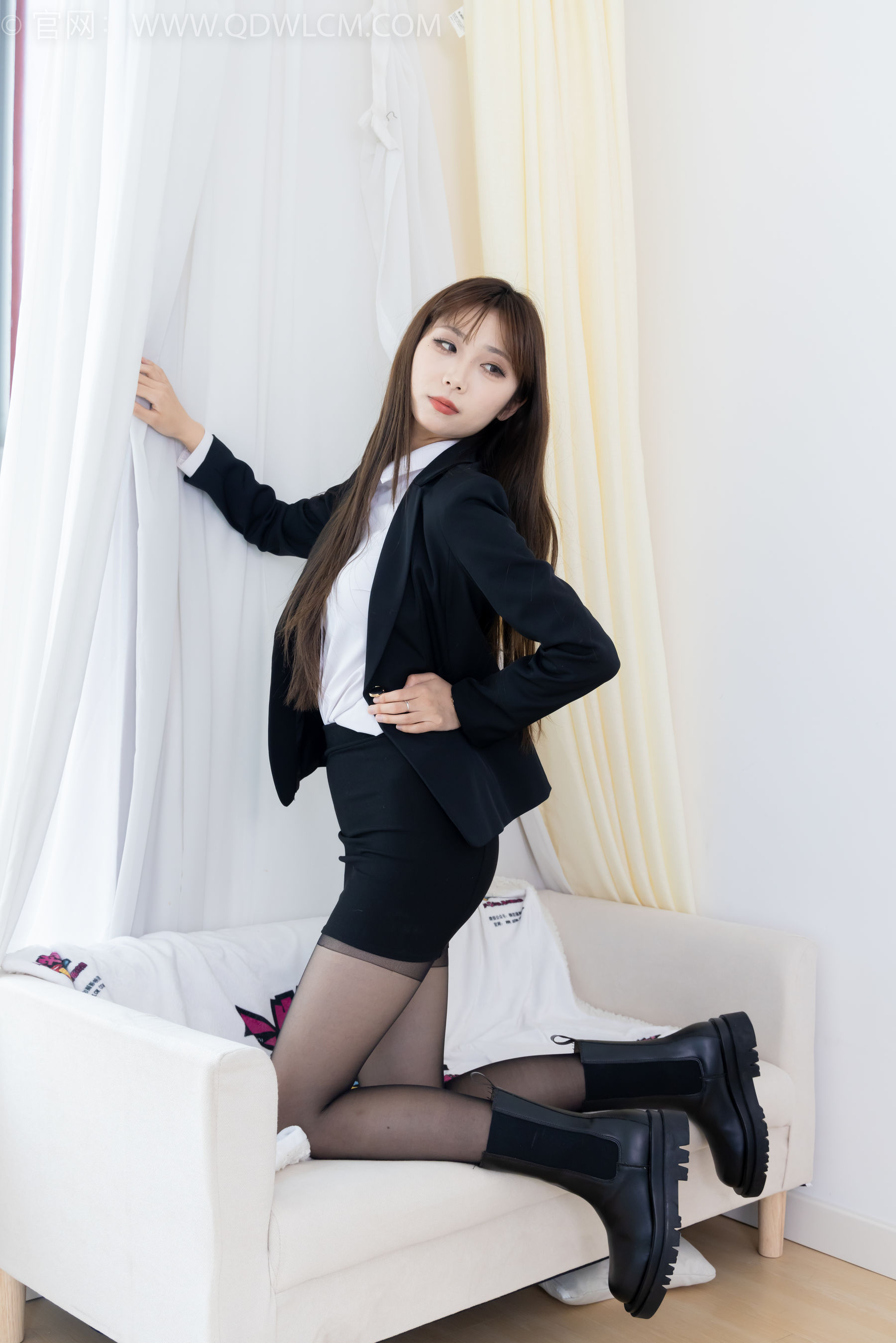 物恋传媒 No.2344 泡泡 - 短靴、薄黑丝、ol制服、高冷不笑御姐版/(150P)