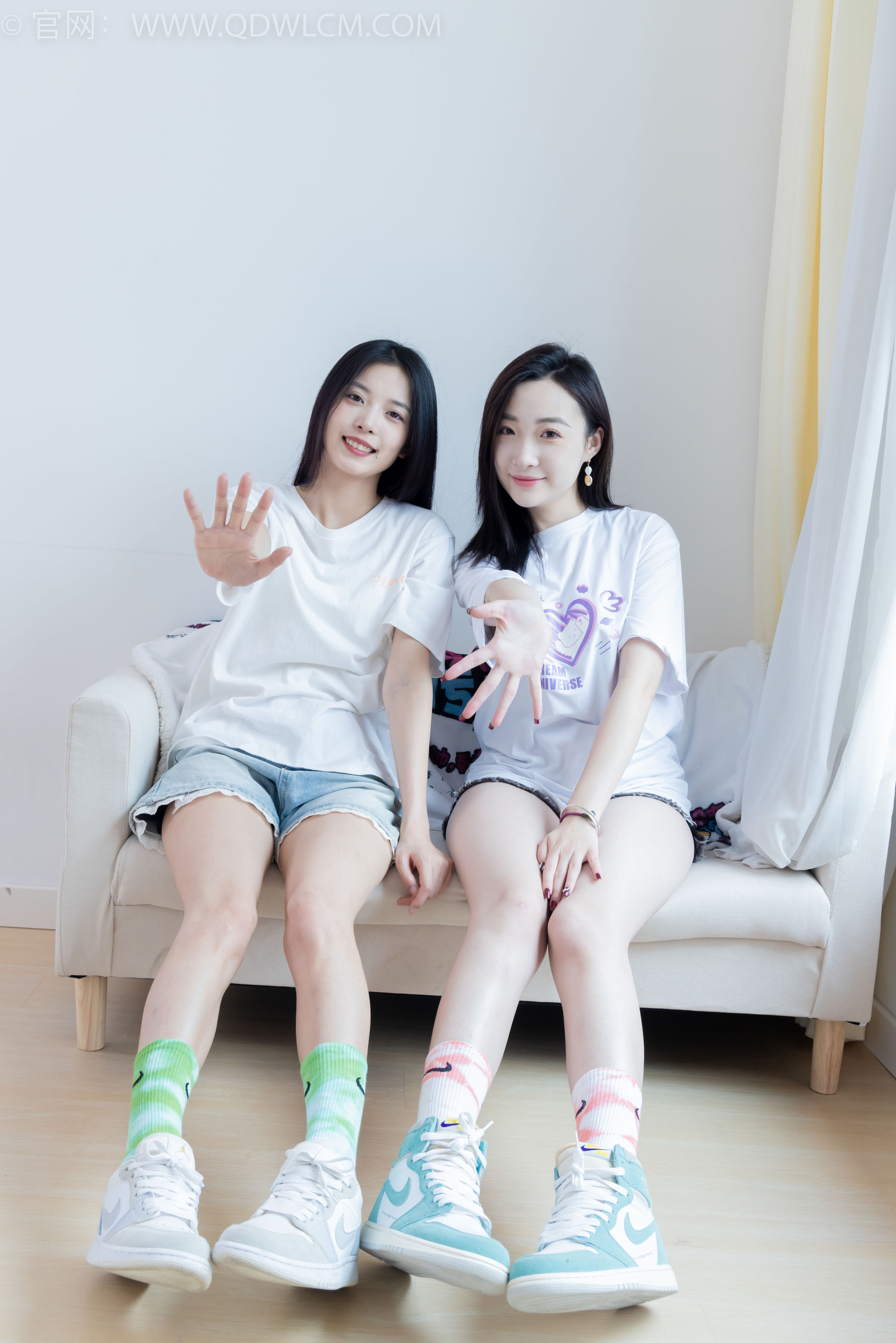 物恋传媒 No.2345 茯苓&恬恬 - 两双板鞋、红棉袜、绿棉袜、裸足/(165P)