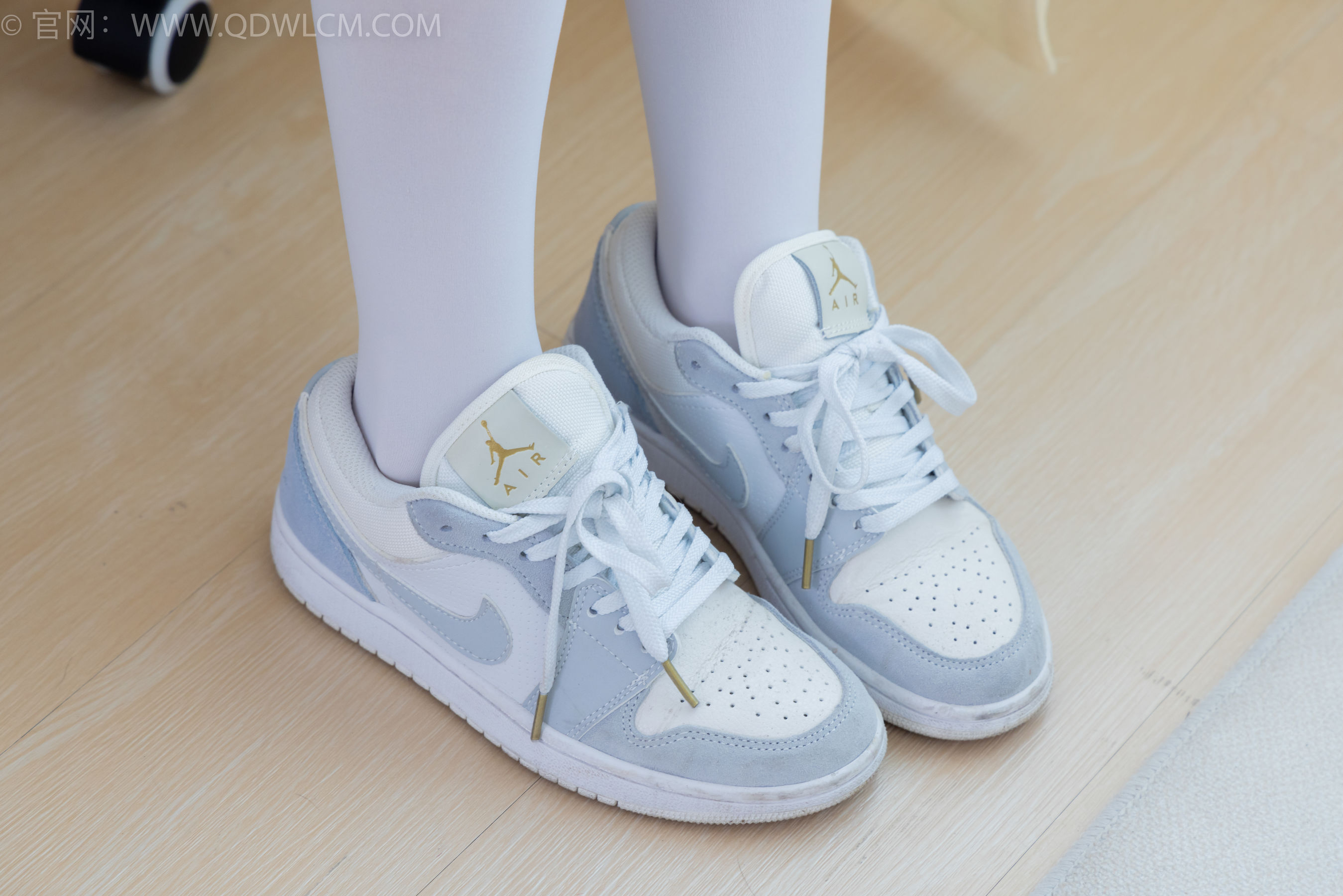 物恋传媒 No.2347 米米 - 板鞋、自然穿脏厚白丝、护士服/(170P)