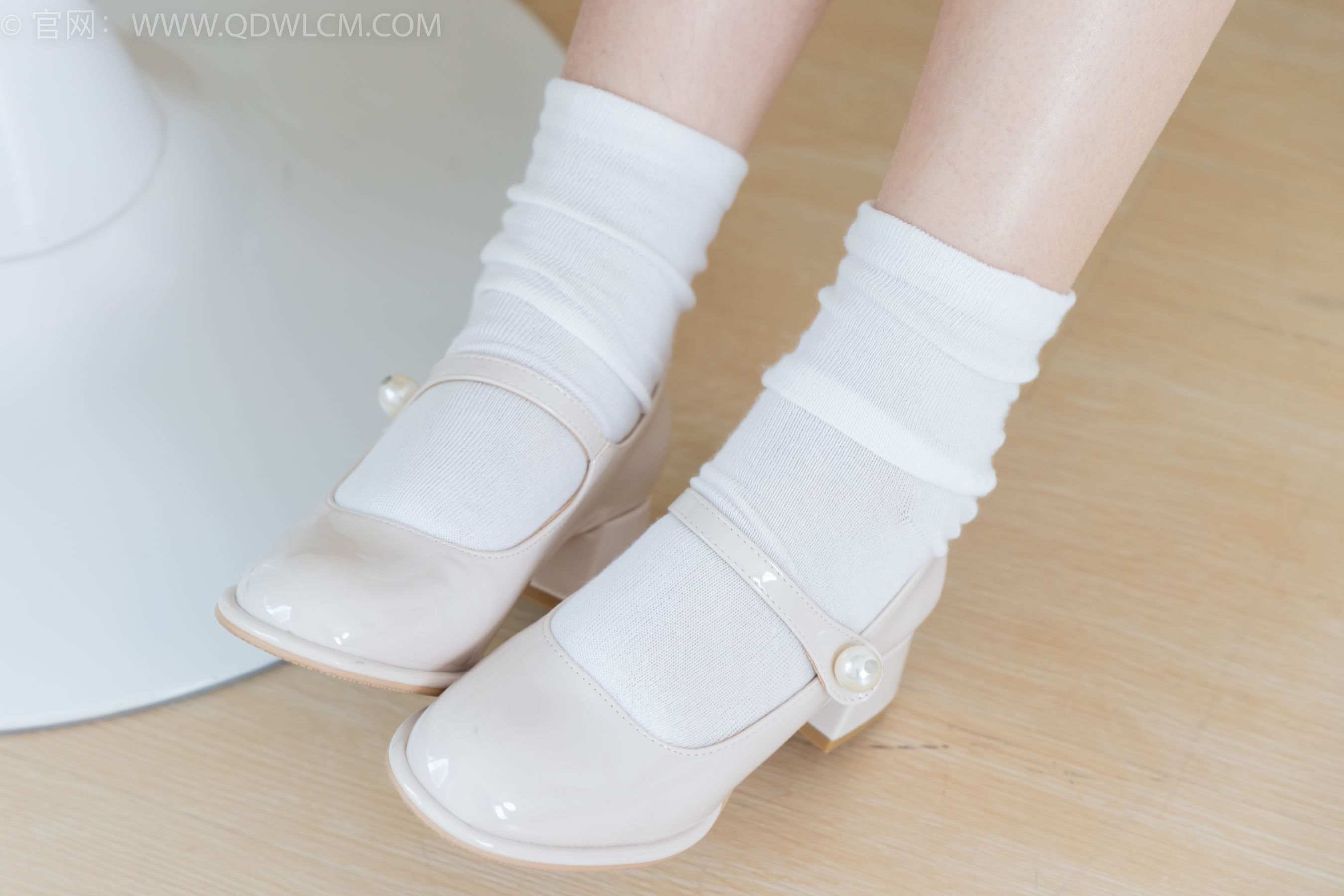 物恋传媒 No.2350 小椿 - 高跟鞋、白棉袜、裸足/(150P)