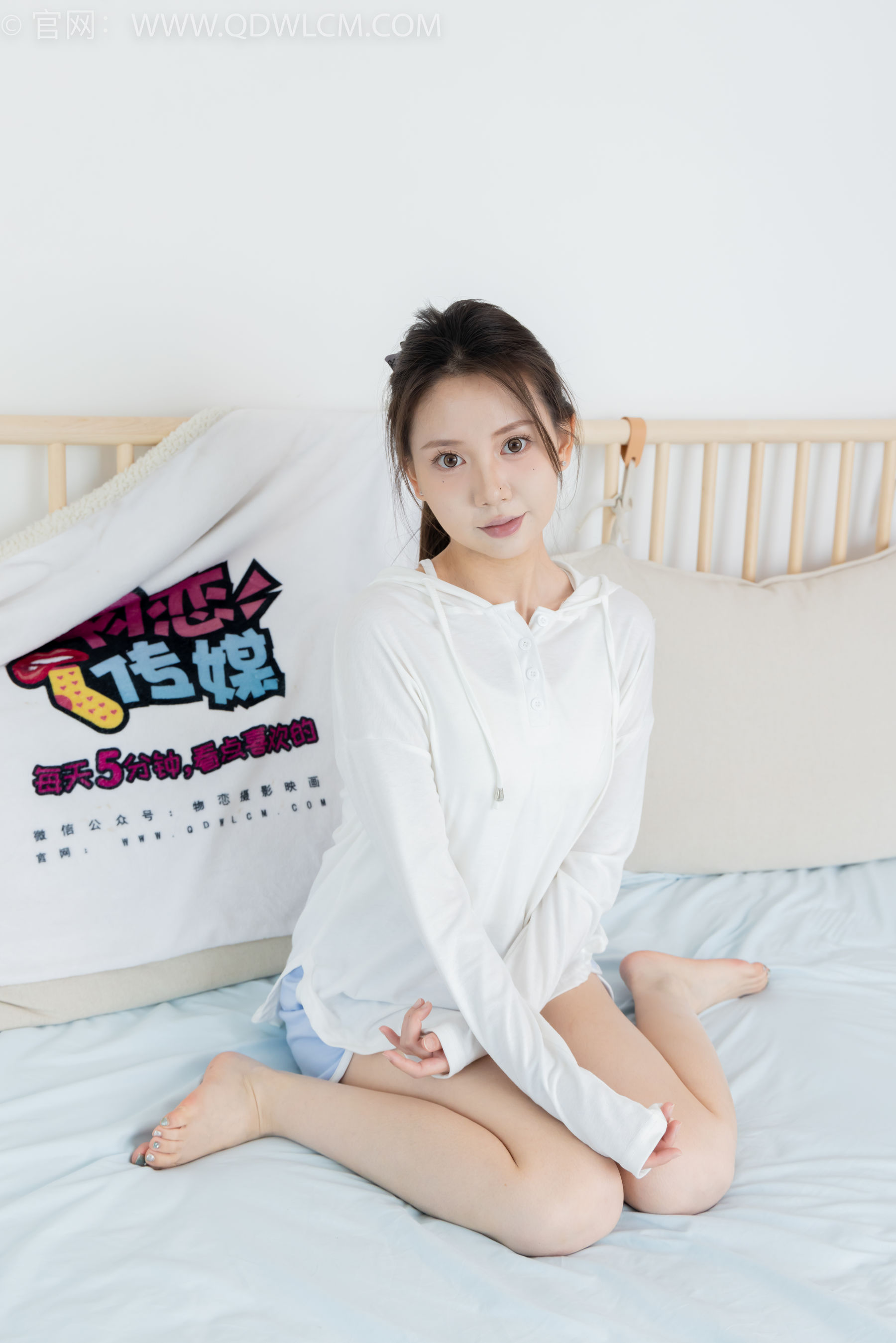 物恋传媒 No.2348 小曦 - 板鞋、白棉袜、裸足/(155P)