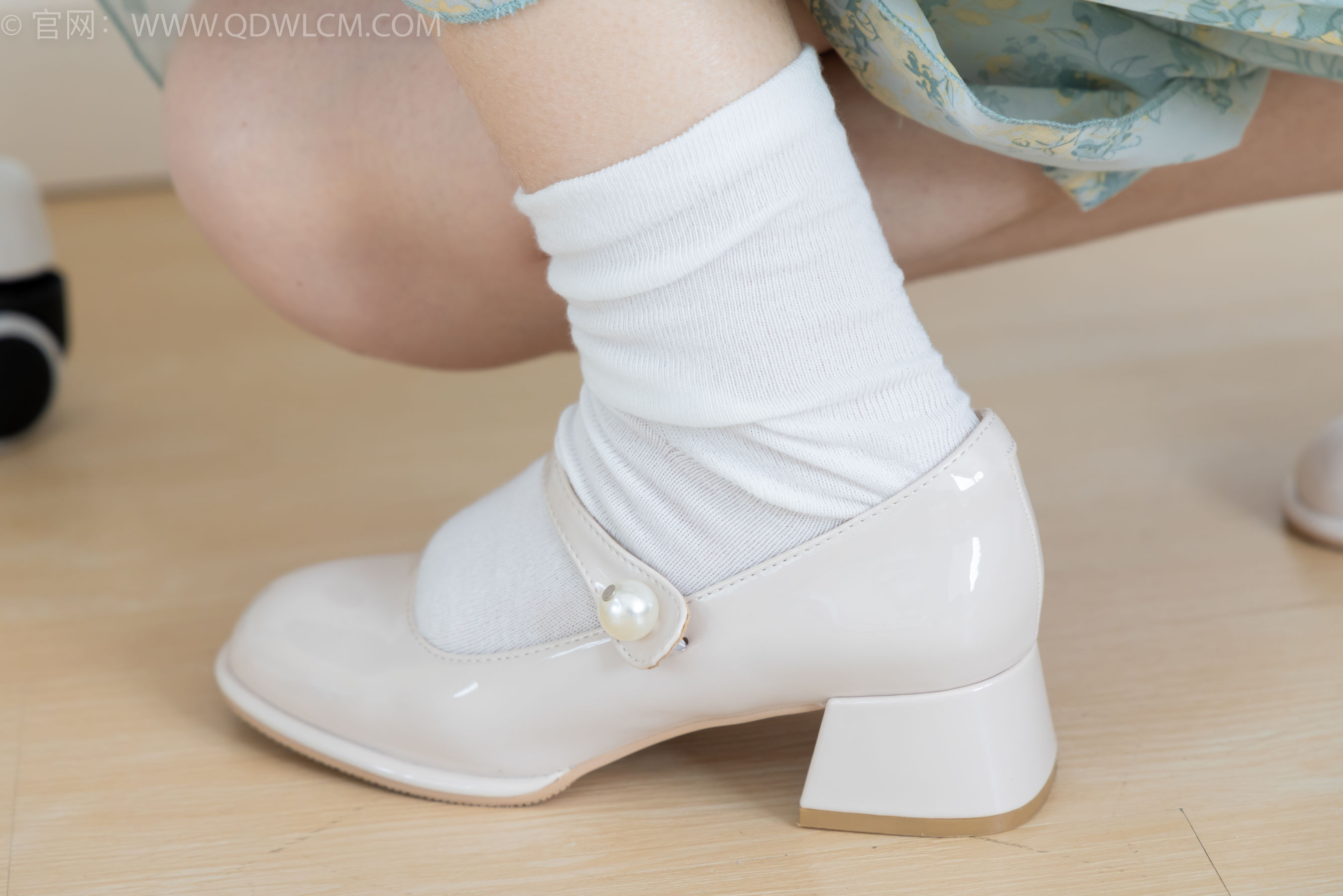 物恋传媒 No.2350 小椿 - 高跟鞋、白棉袜、裸足/(150P)