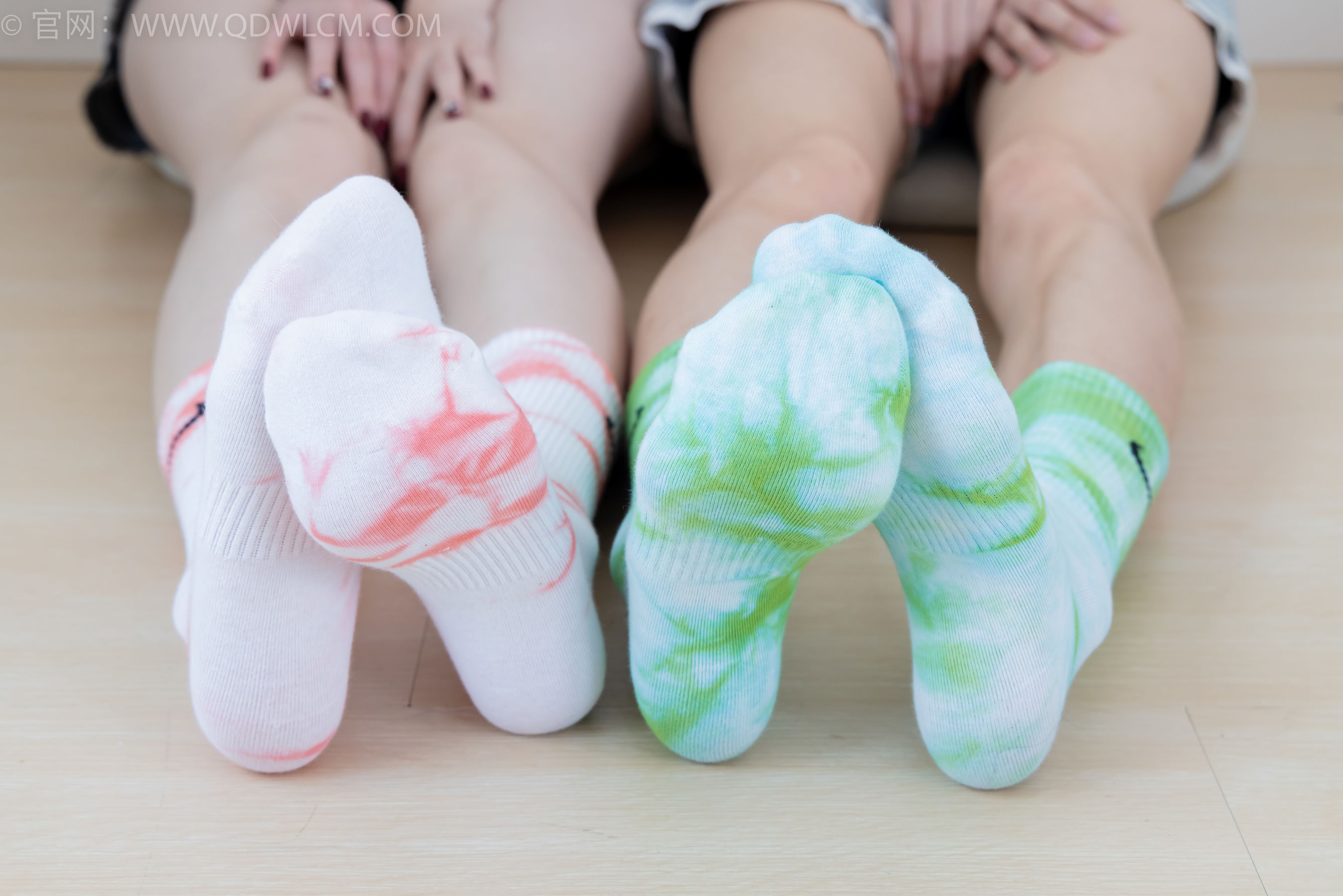 物恋传媒 No.2345 茯苓&恬恬 - 两双板鞋、红棉袜、绿棉袜、裸足/(165P)