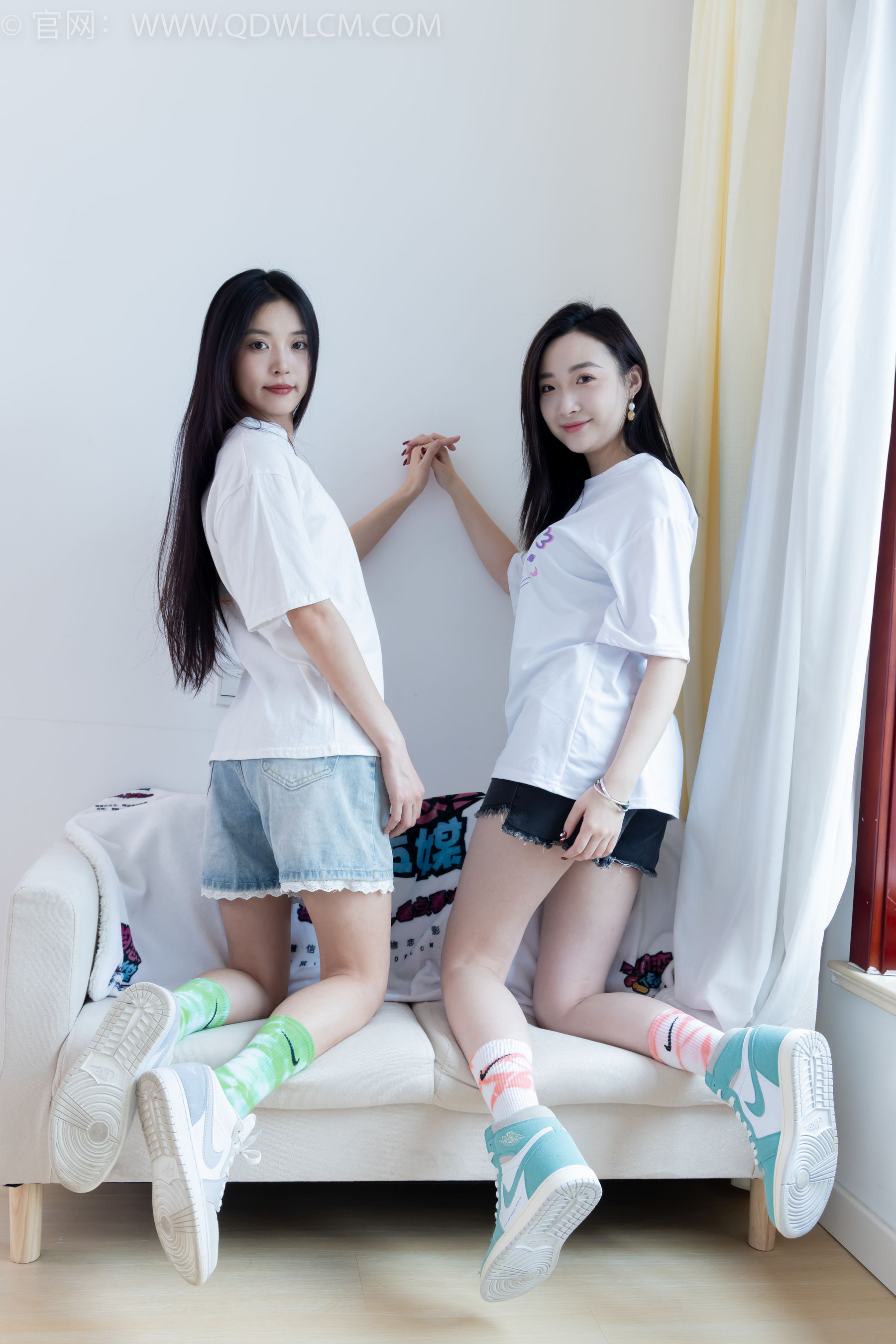 物恋传媒 No.2345 茯苓&恬恬 - 两双板鞋、红棉袜、绿棉袜、裸足/(165P)