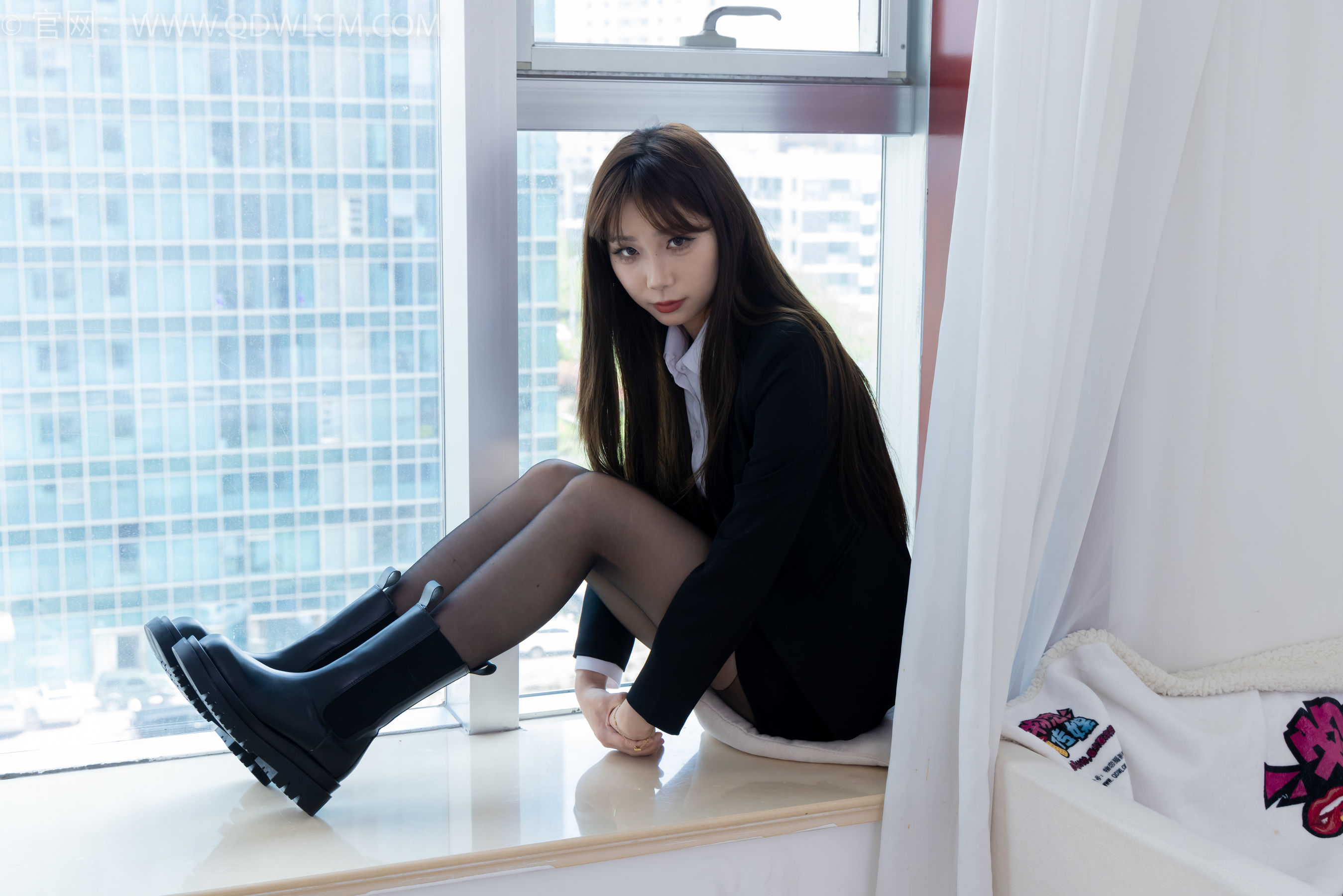 物恋传媒 No.2344 泡泡 - 短靴、薄黑丝、ol制服、高冷不笑御姐版/(150P)