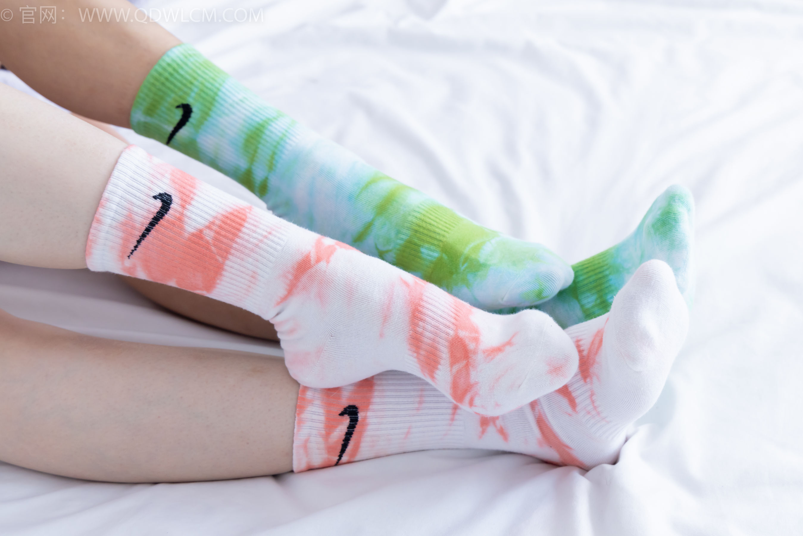 物恋传媒 No.2345 茯苓&恬恬 - 两双板鞋、红棉袜、绿棉袜、裸足/(165P)