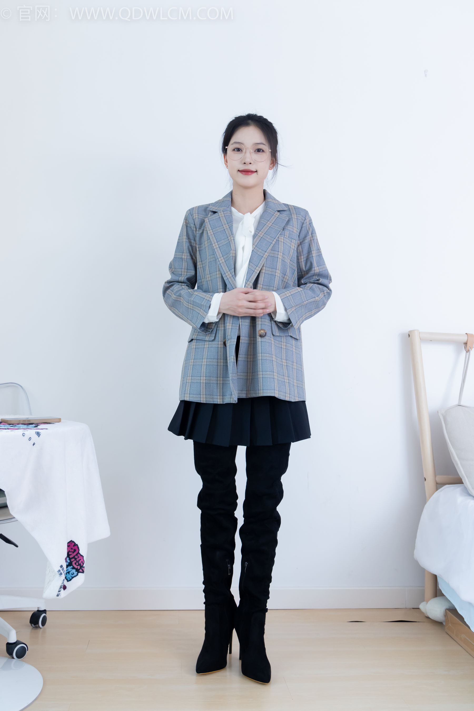 物恋传媒 No.2349 茯苓 - 高跟长靴、高跟凉鞋、厚肉丝、薄黑丝/(175P)