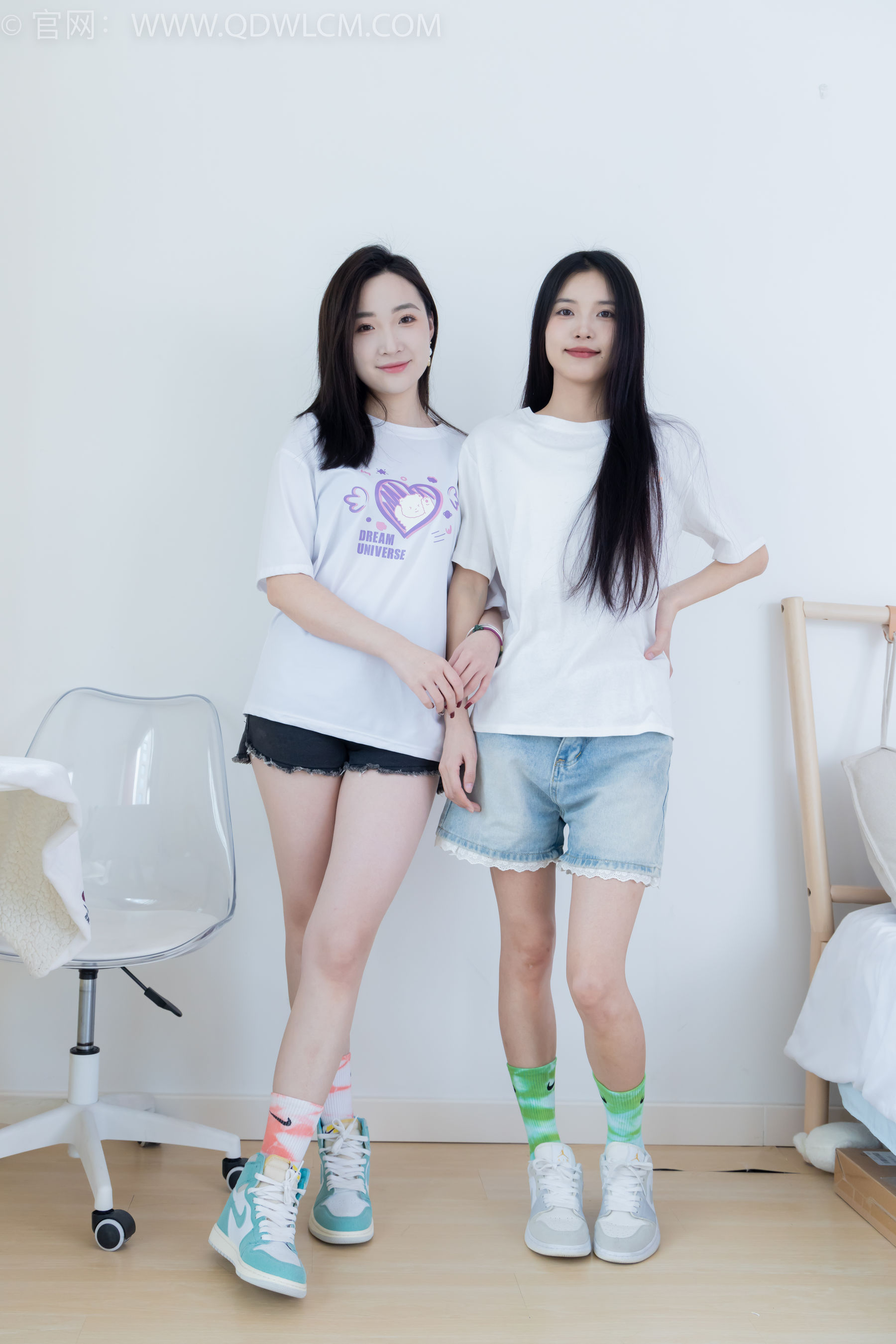 物恋传媒 No.2345 茯苓&恬恬 - 两双板鞋、红棉袜、绿棉袜、裸足/(165P)