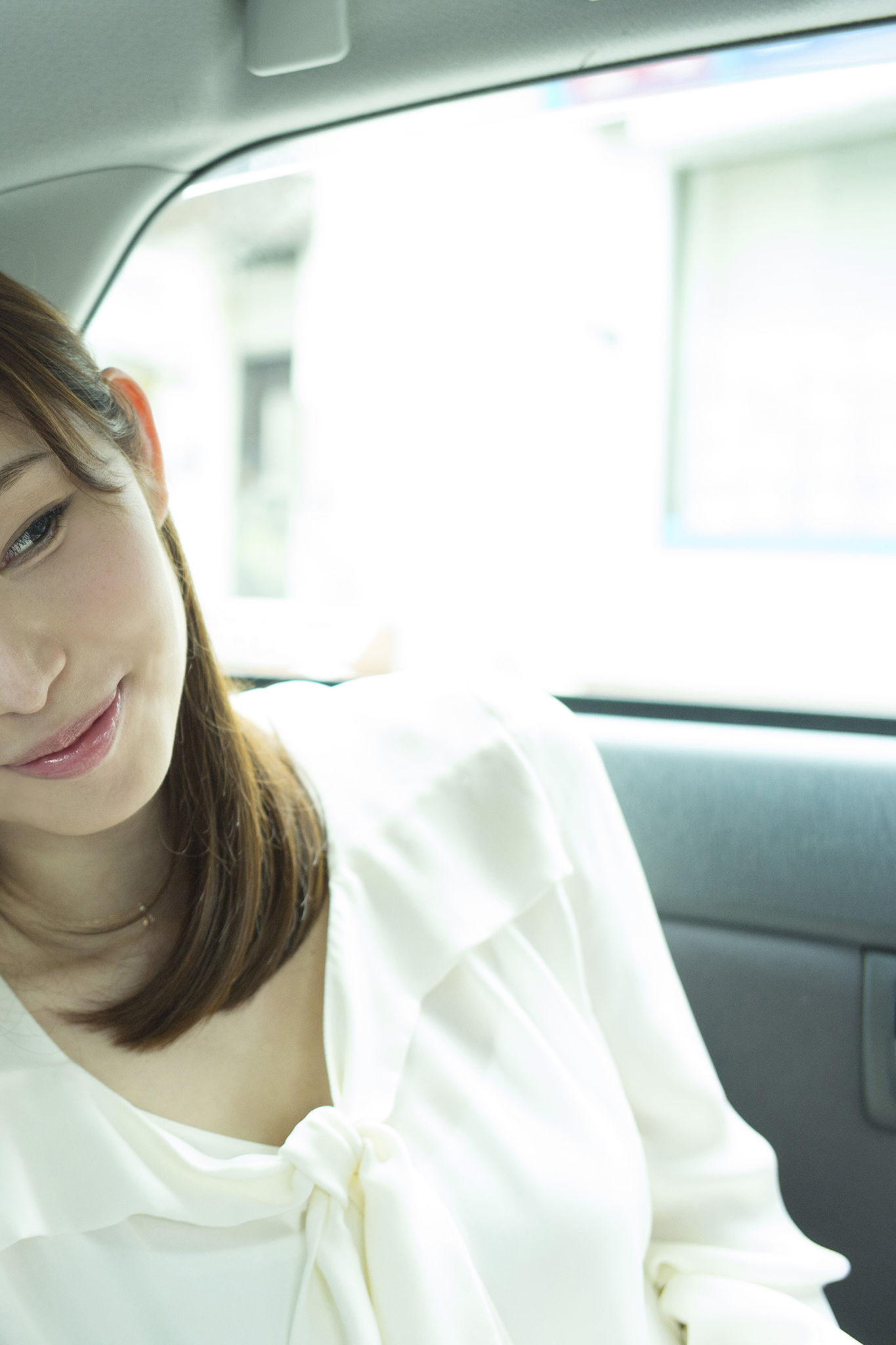 塩地美澄 - 日本一SEXYな美女アナと温泉旅/(88P)