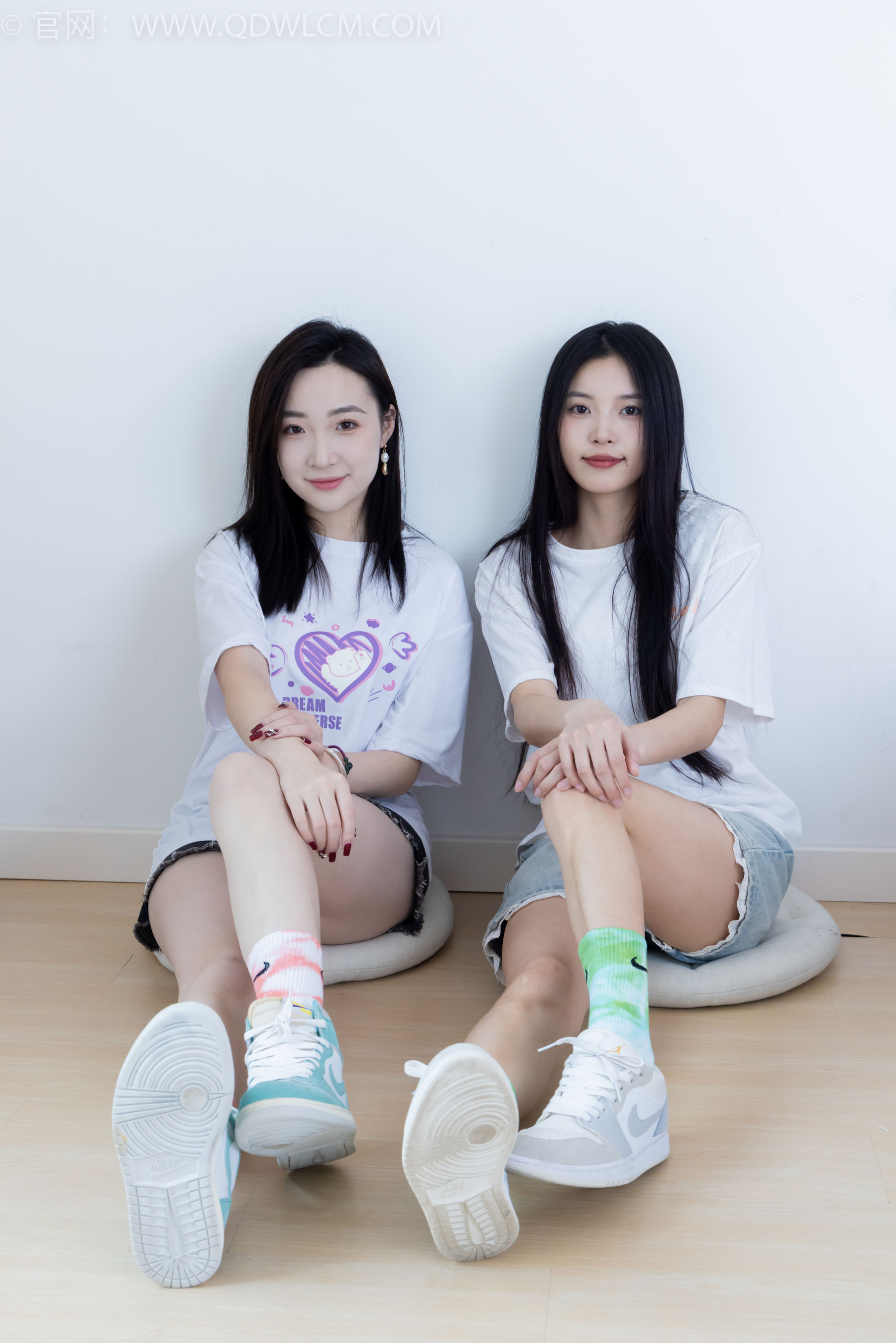 物恋传媒 No.2345 茯苓&恬恬 - 两双板鞋、红棉袜、绿棉袜、裸足/(165P)