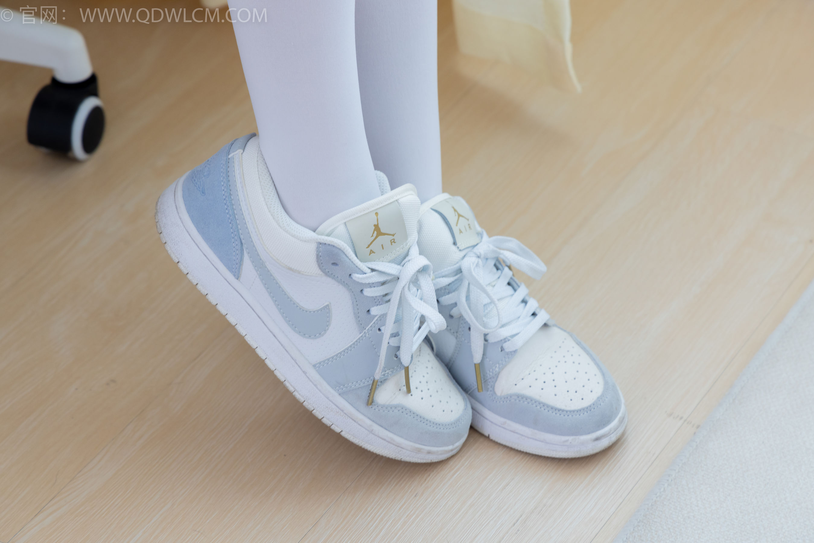 物恋传媒 No.2347 米米 - 板鞋、自然穿脏厚白丝、护士服/(170P)