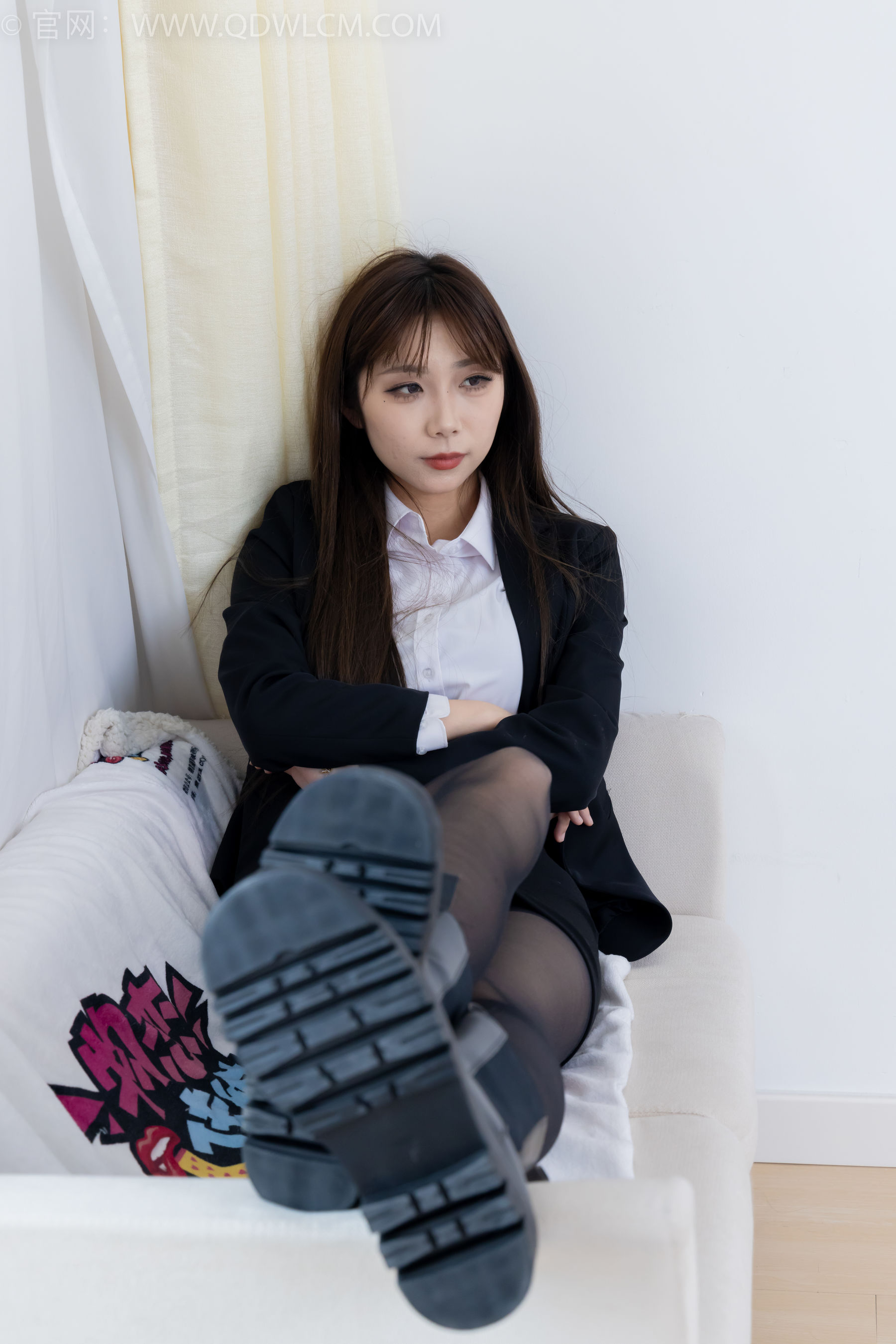 物恋传媒 No.2344 泡泡 - 短靴、薄黑丝、ol制服、高冷不笑御姐版/(150P)