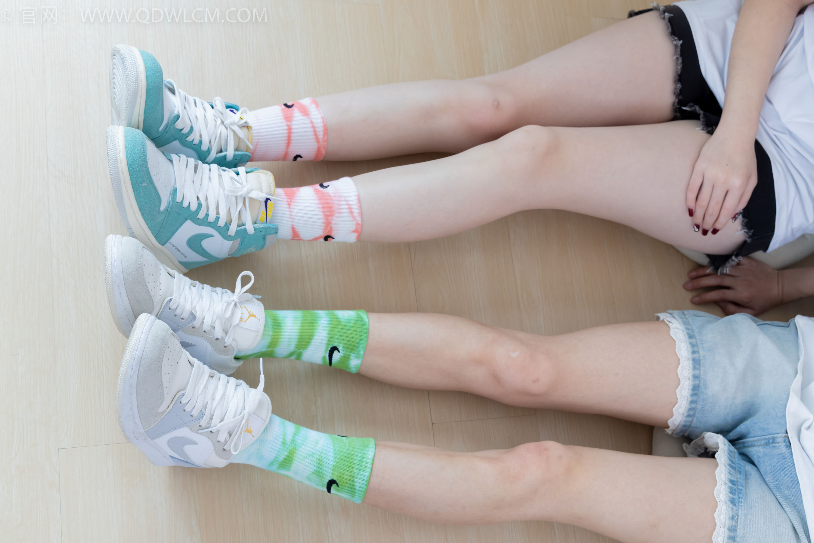 物恋传媒 No.2345 茯苓&恬恬 - 两双板鞋、红棉袜、绿棉袜、裸足/(165P)