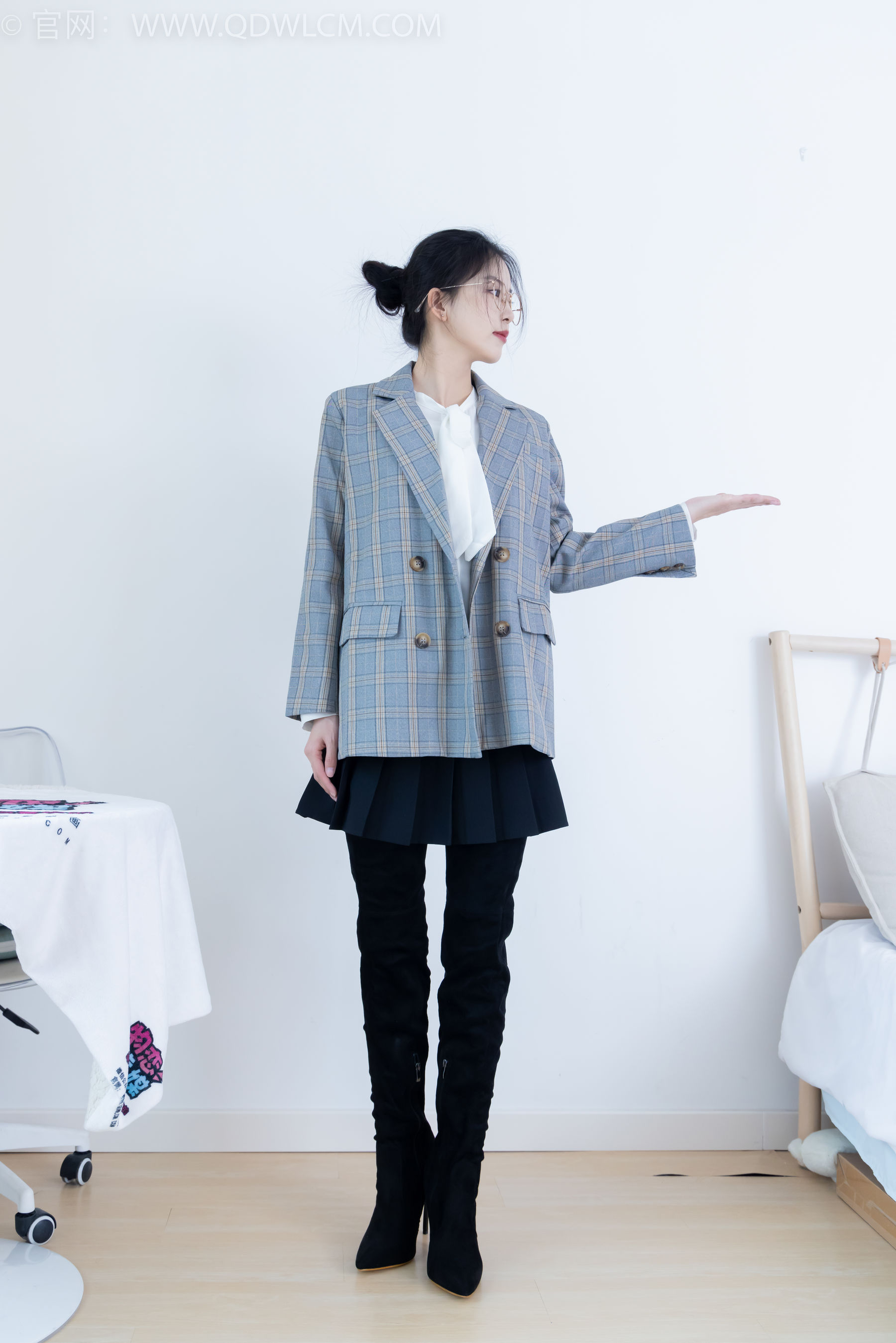 物恋传媒 No.2349 茯苓 - 高跟长靴、高跟凉鞋、厚肉丝、薄黑丝/(175P)