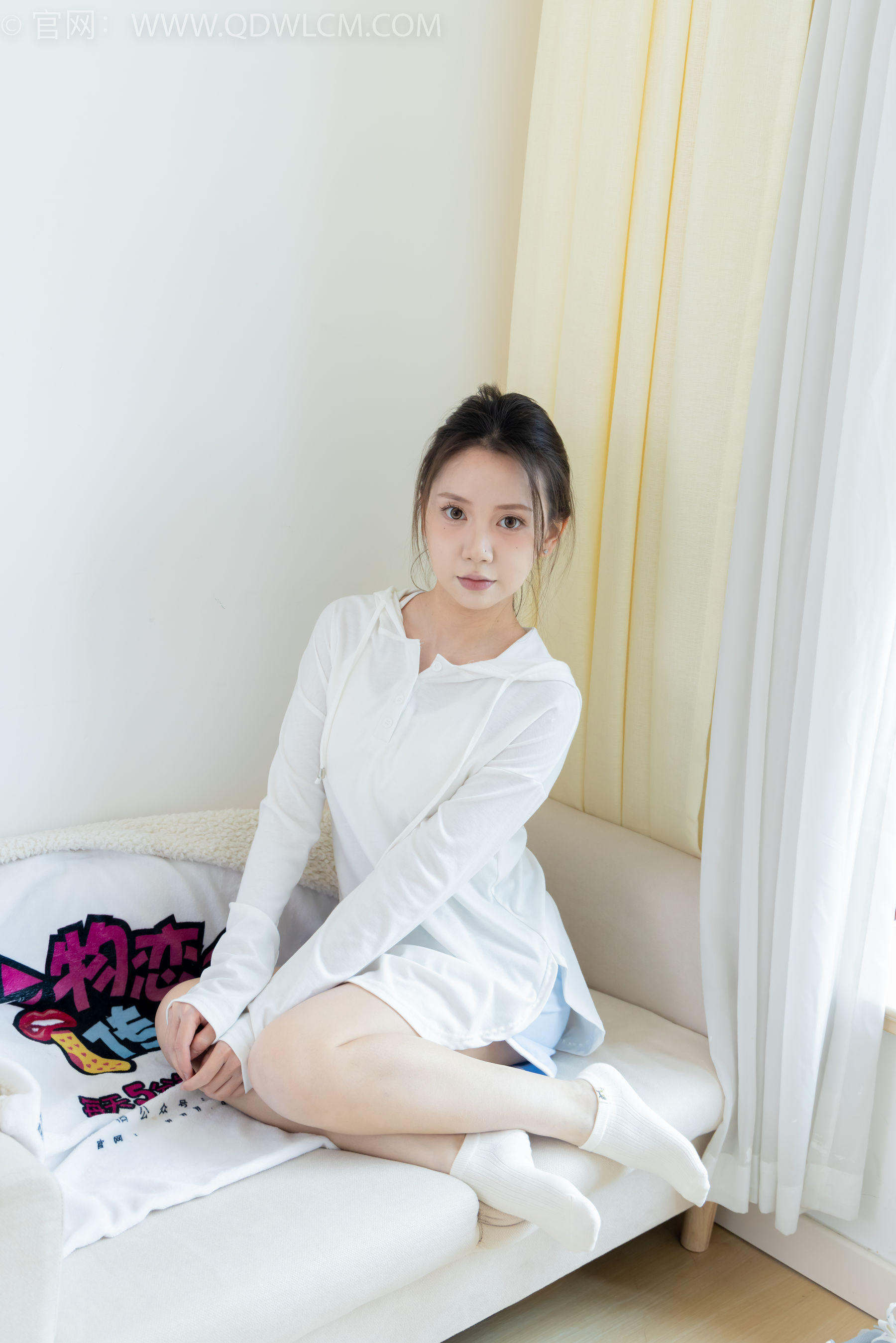 物恋传媒 No.2348 小曦 - 板鞋、白棉袜、裸足/(155P)